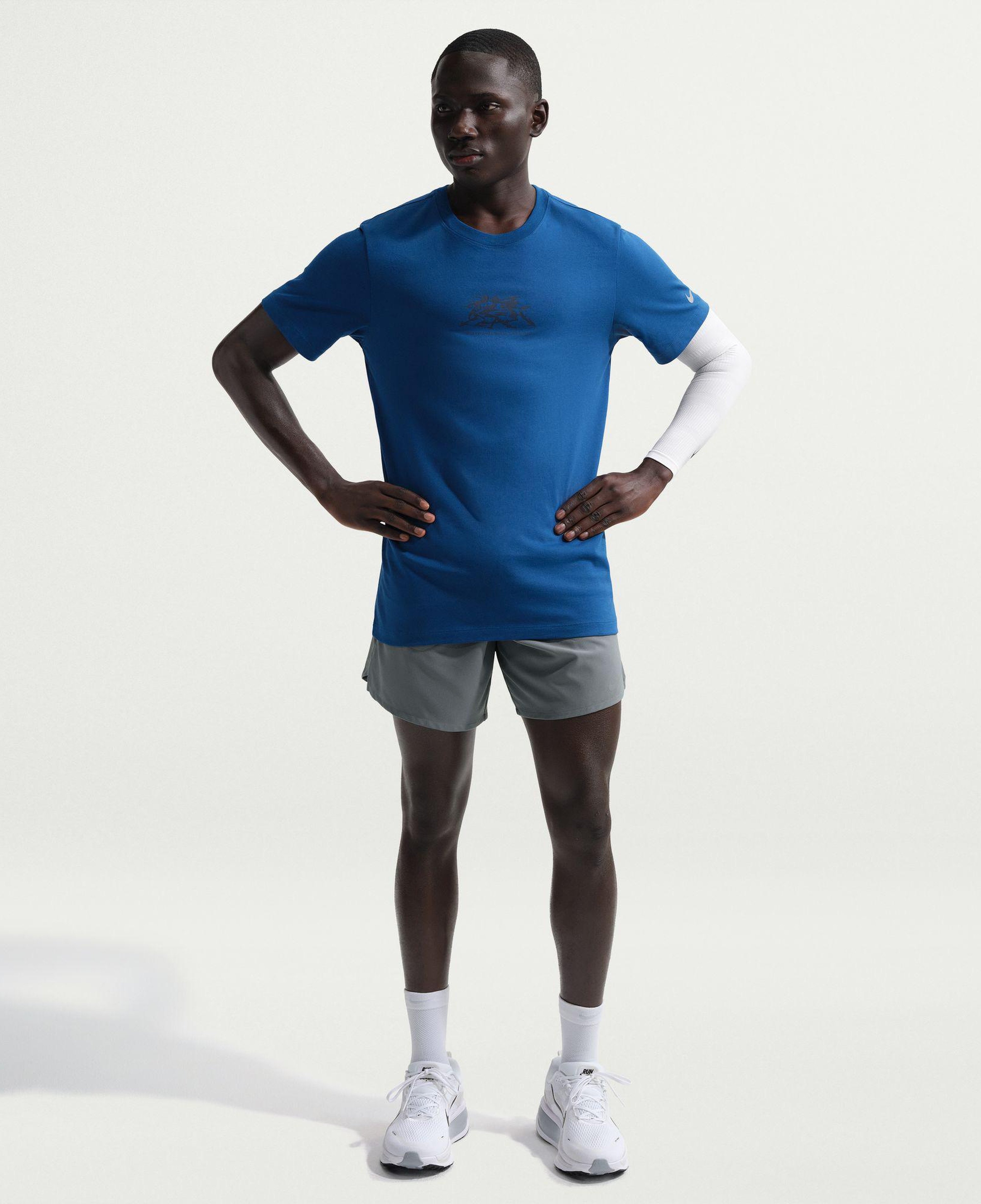 Nike Dri-Fit Stride 18 cm Erkek Gri Şort