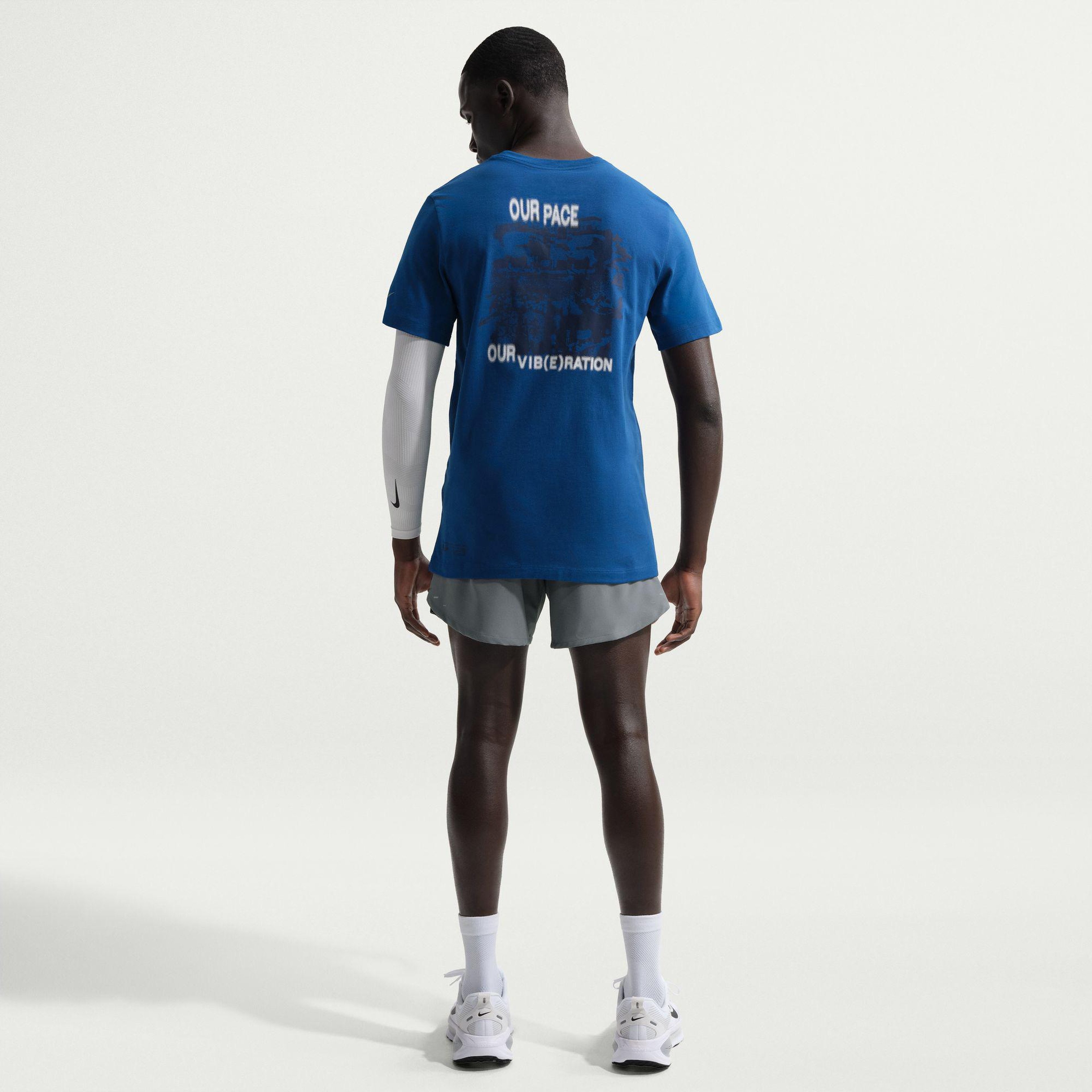 Nike Dri-Fit Stride 18 cm Erkek Gri Şort