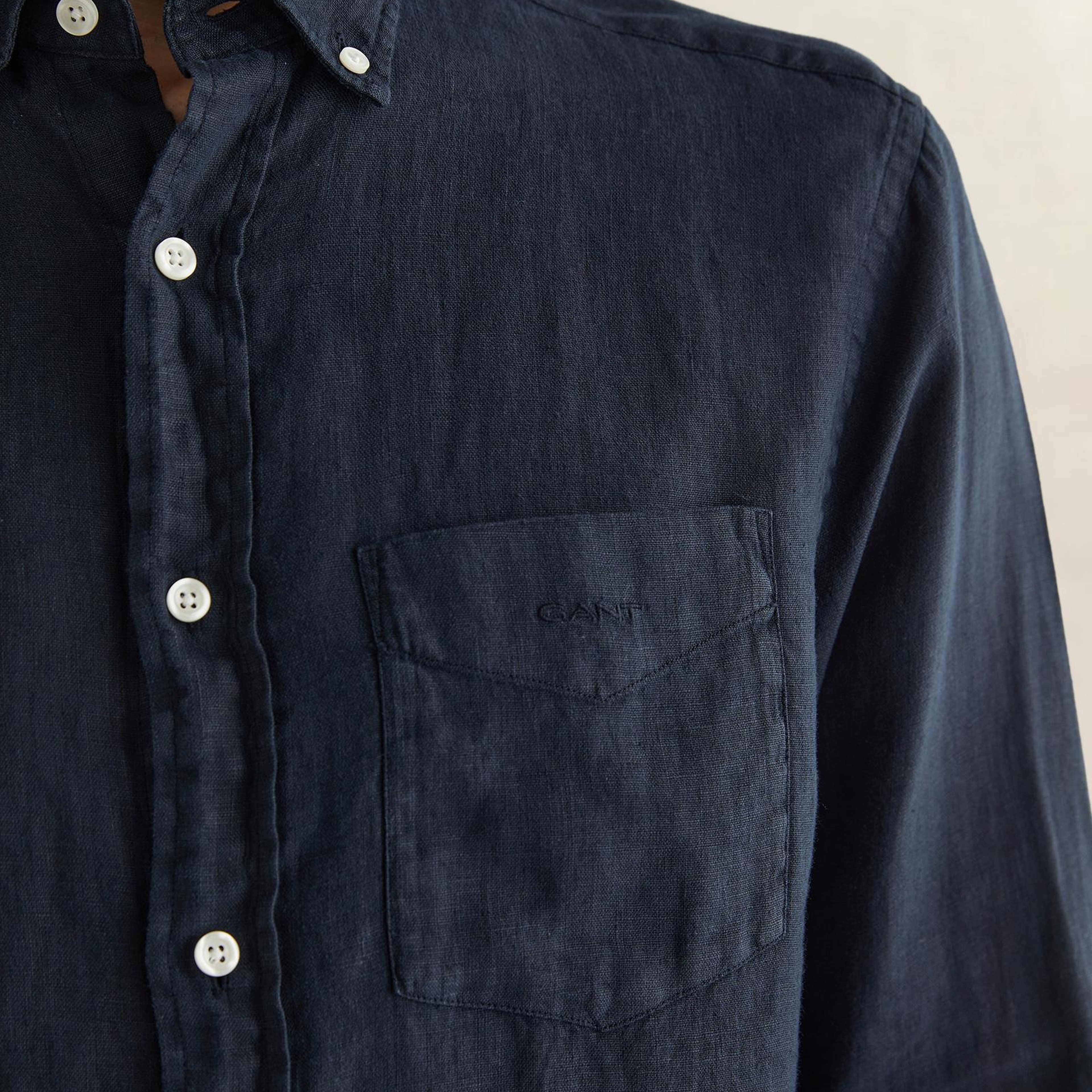 GANT Erkek Siyah Regular Fit Düğmeli Yaka Keten Gömlek