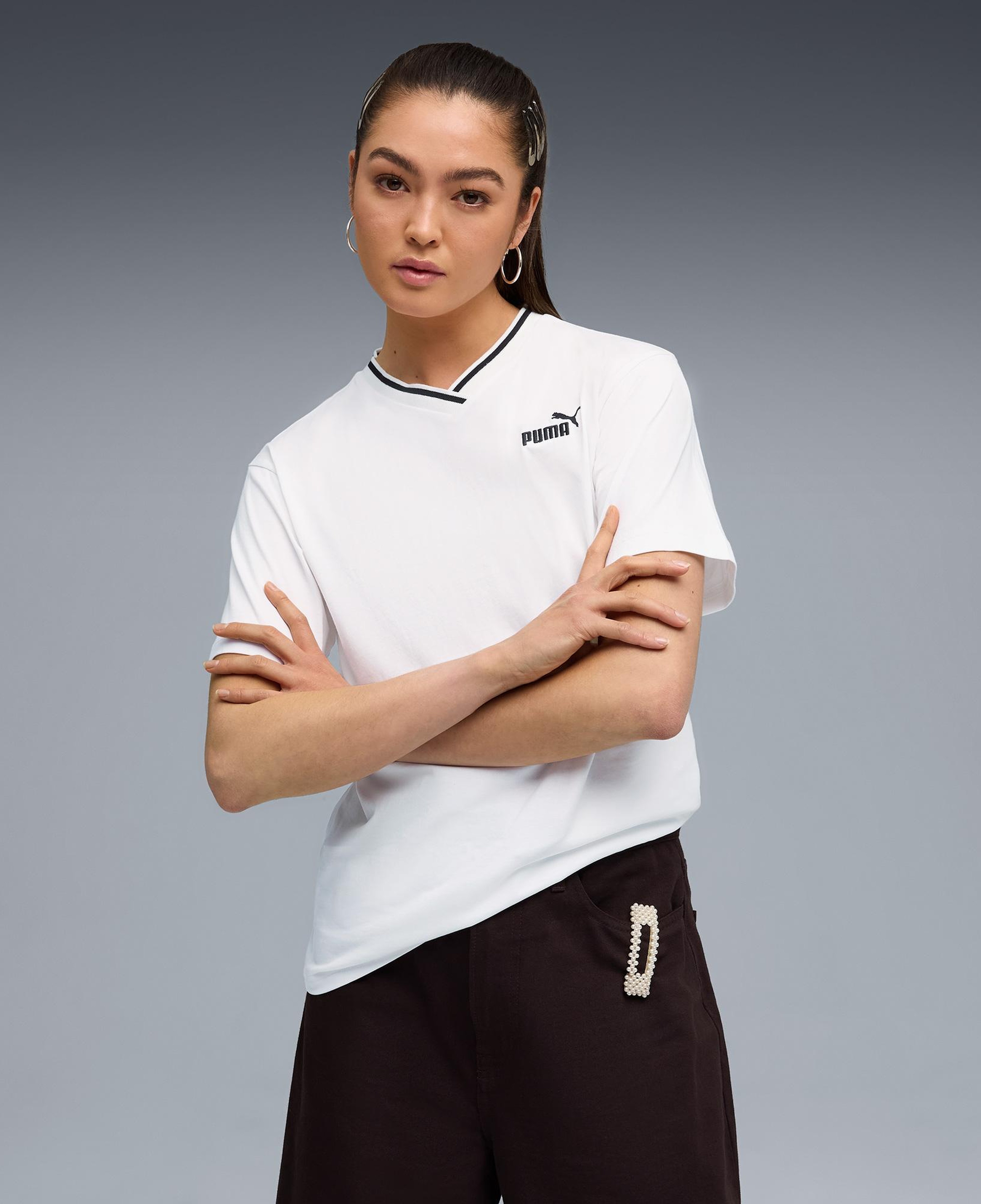 Puma Ess Relaxed V-Neck Kadın Beyaz T-Shirt