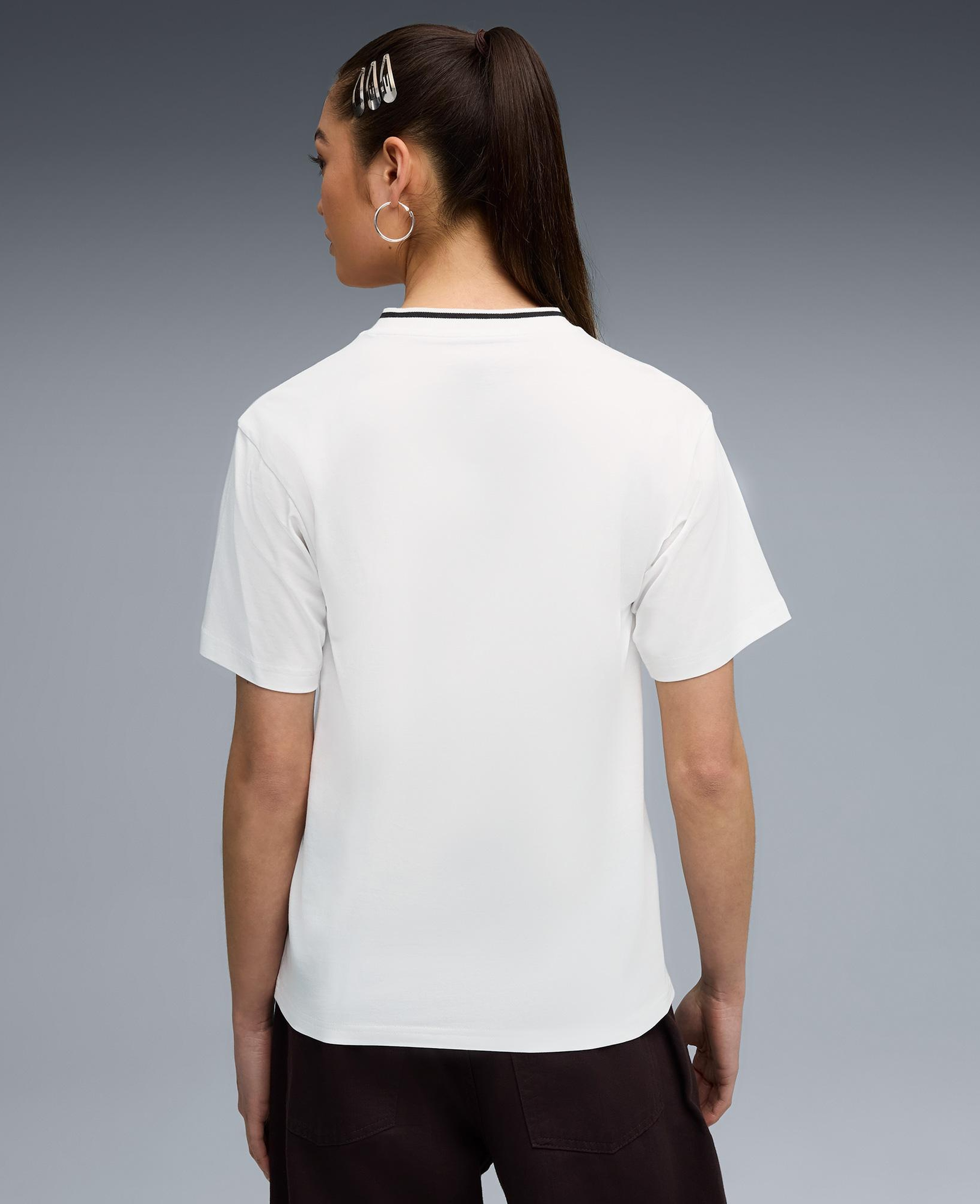 Puma Ess Relaxed V-Neck Kadın Beyaz T-Shirt