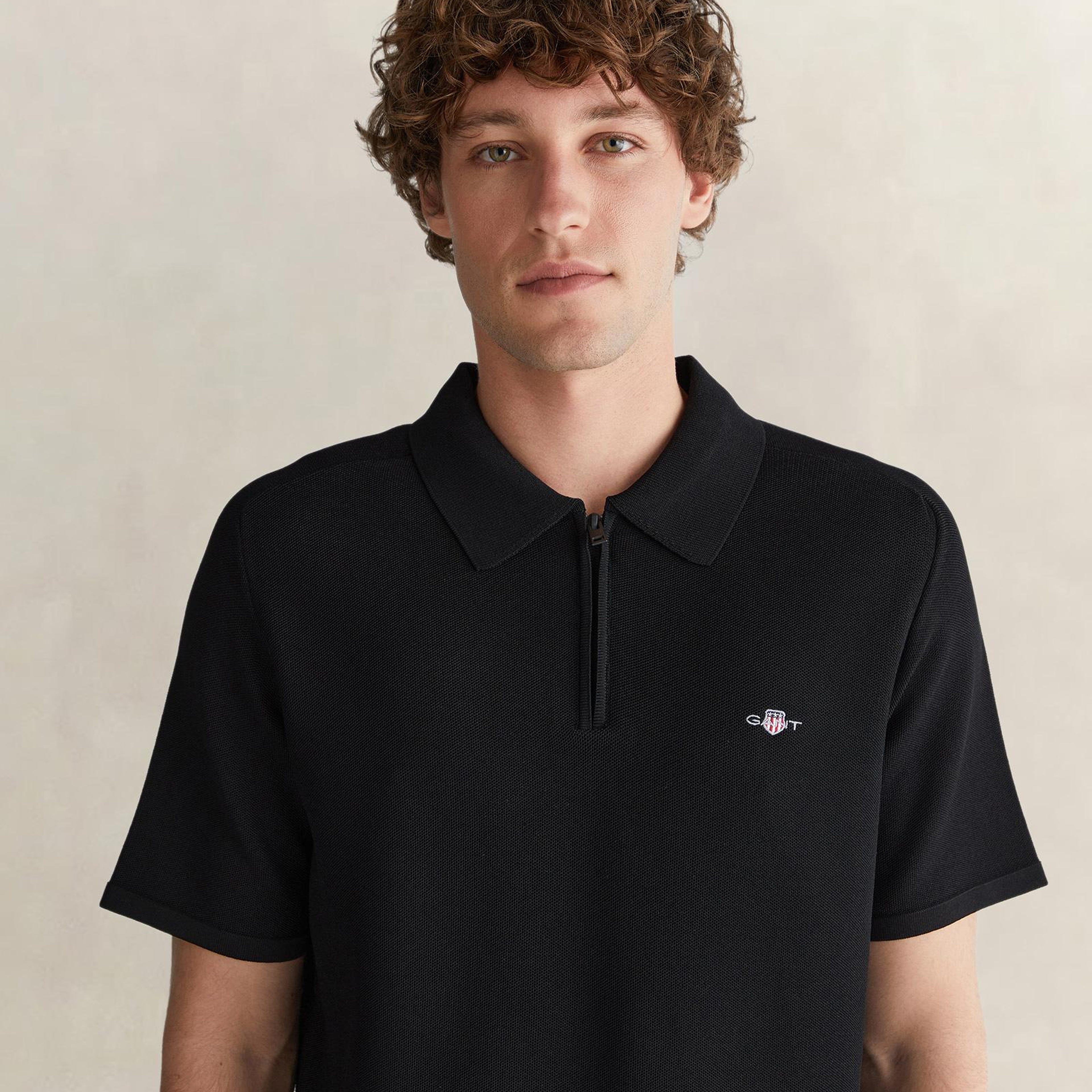 GANT Erkek Siyah Regular Fit Yarım Fermuarlı Kısa Kollu T-Shirt