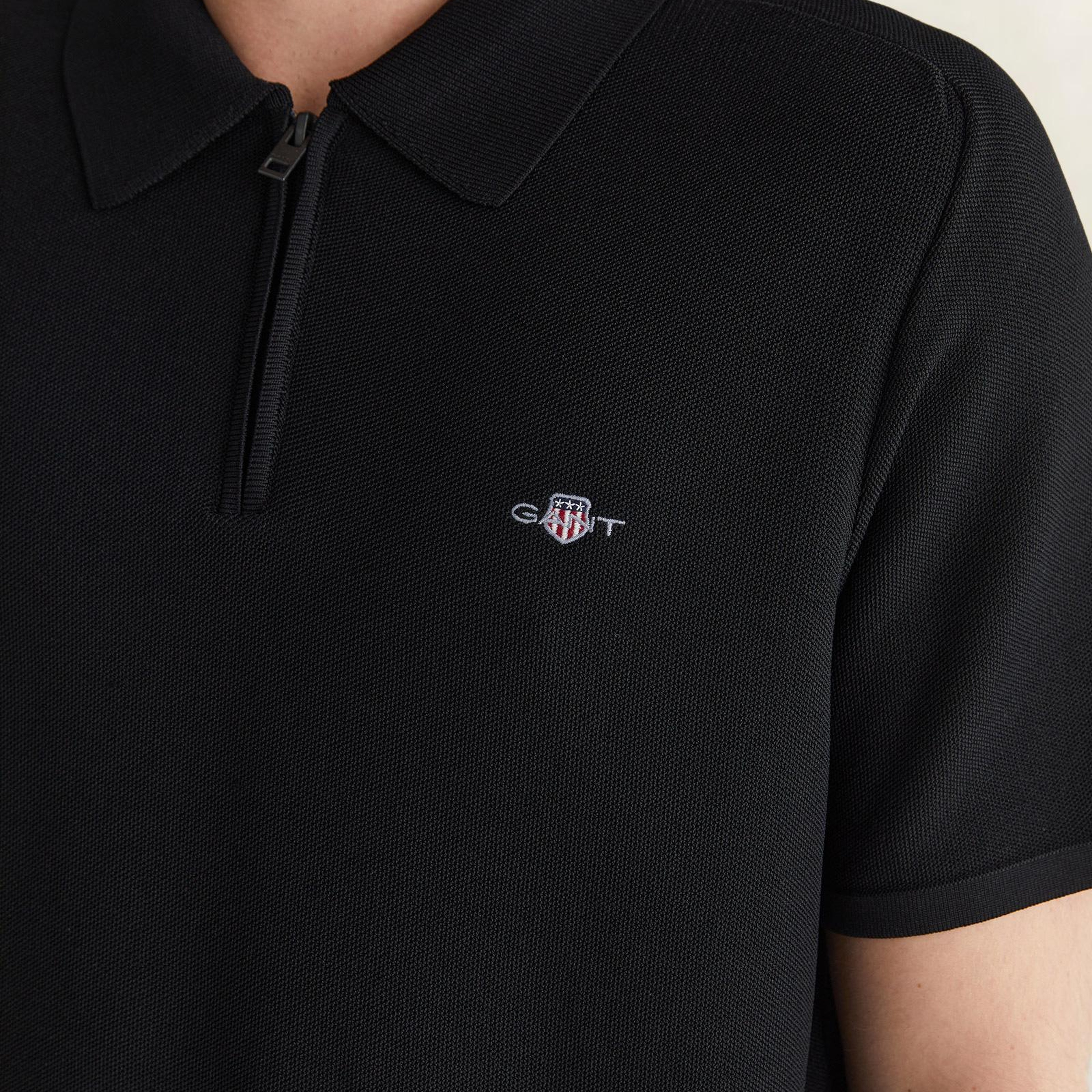GANT Erkek Siyah Regular Fit Yarım Fermuarlı Kısa Kollu T-Shirt