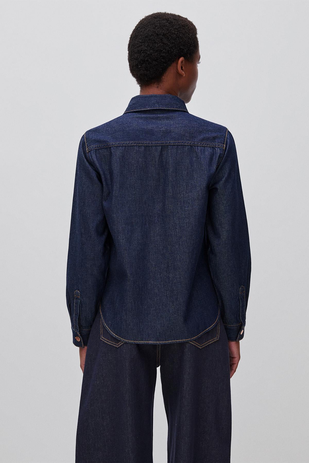 Kadın Koyu Mavi %100 Pamuk Regular Fit Cepli Denim Gömlek