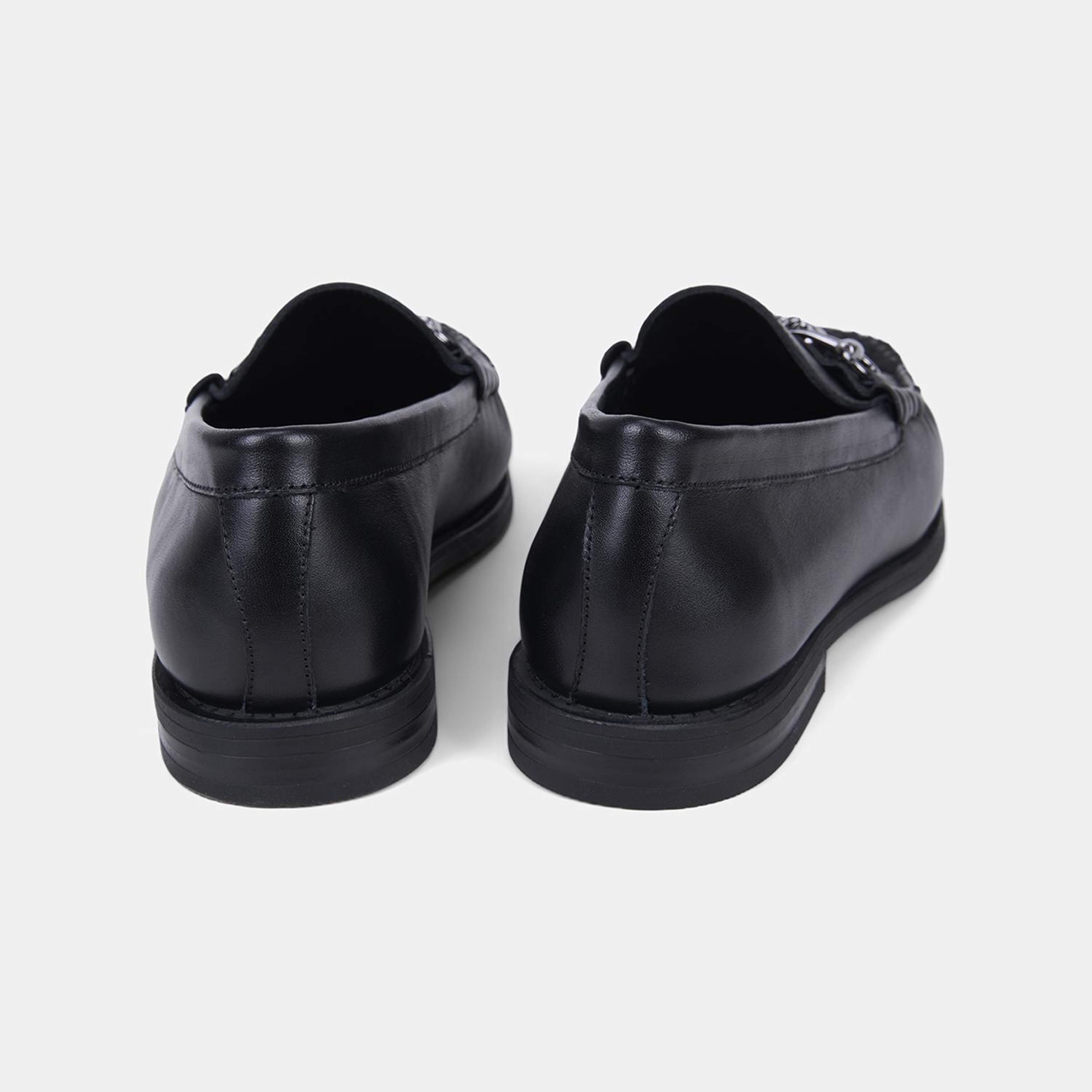 Kadın Siyah Metal Tokalı Püsküllü Deri Loafer