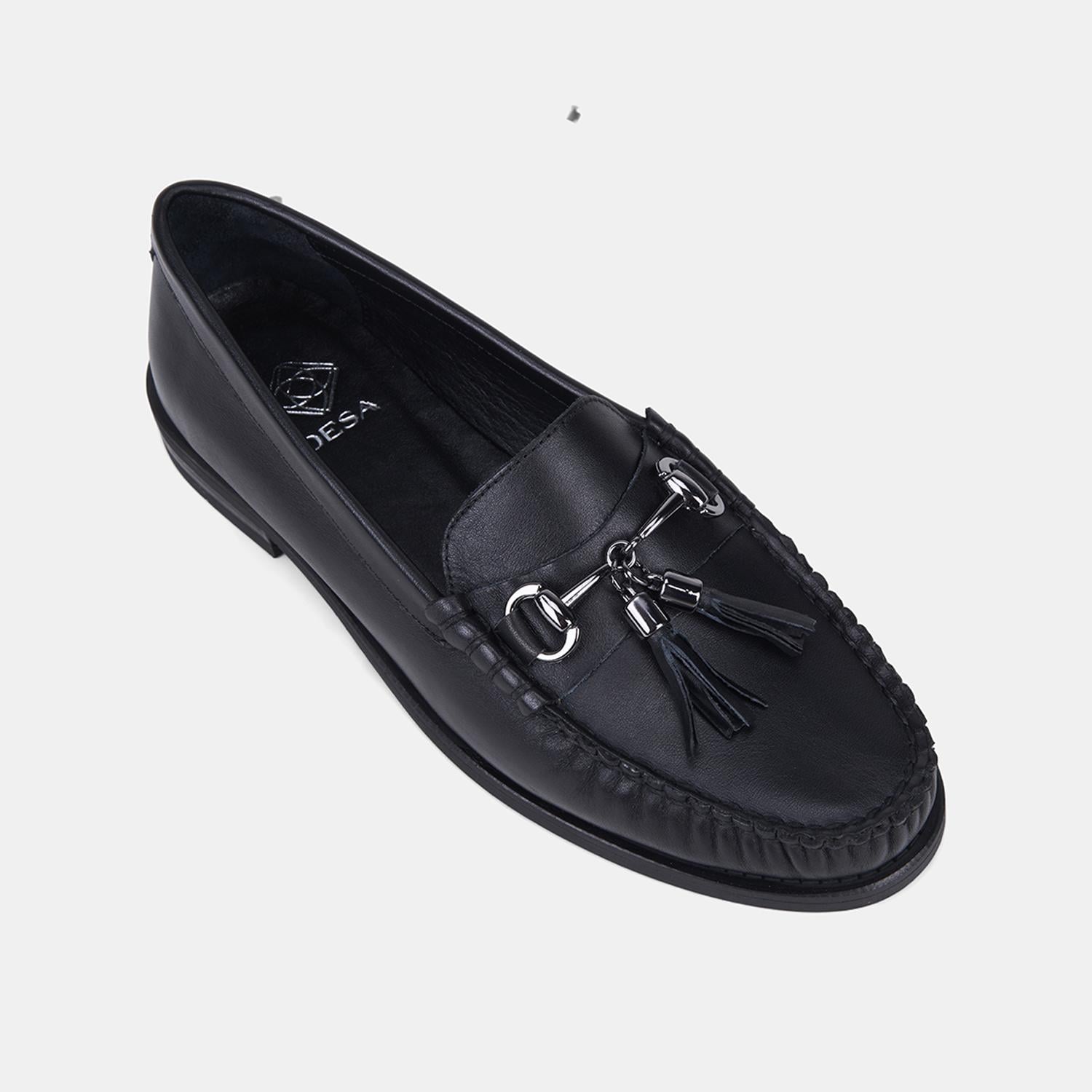 Kadın Siyah Metal Tokalı Püsküllü Deri Loafer