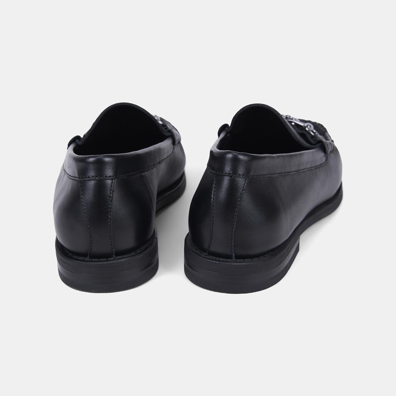 Kadın Siyah Metal Tokalı Püsküllü Deri Loafer