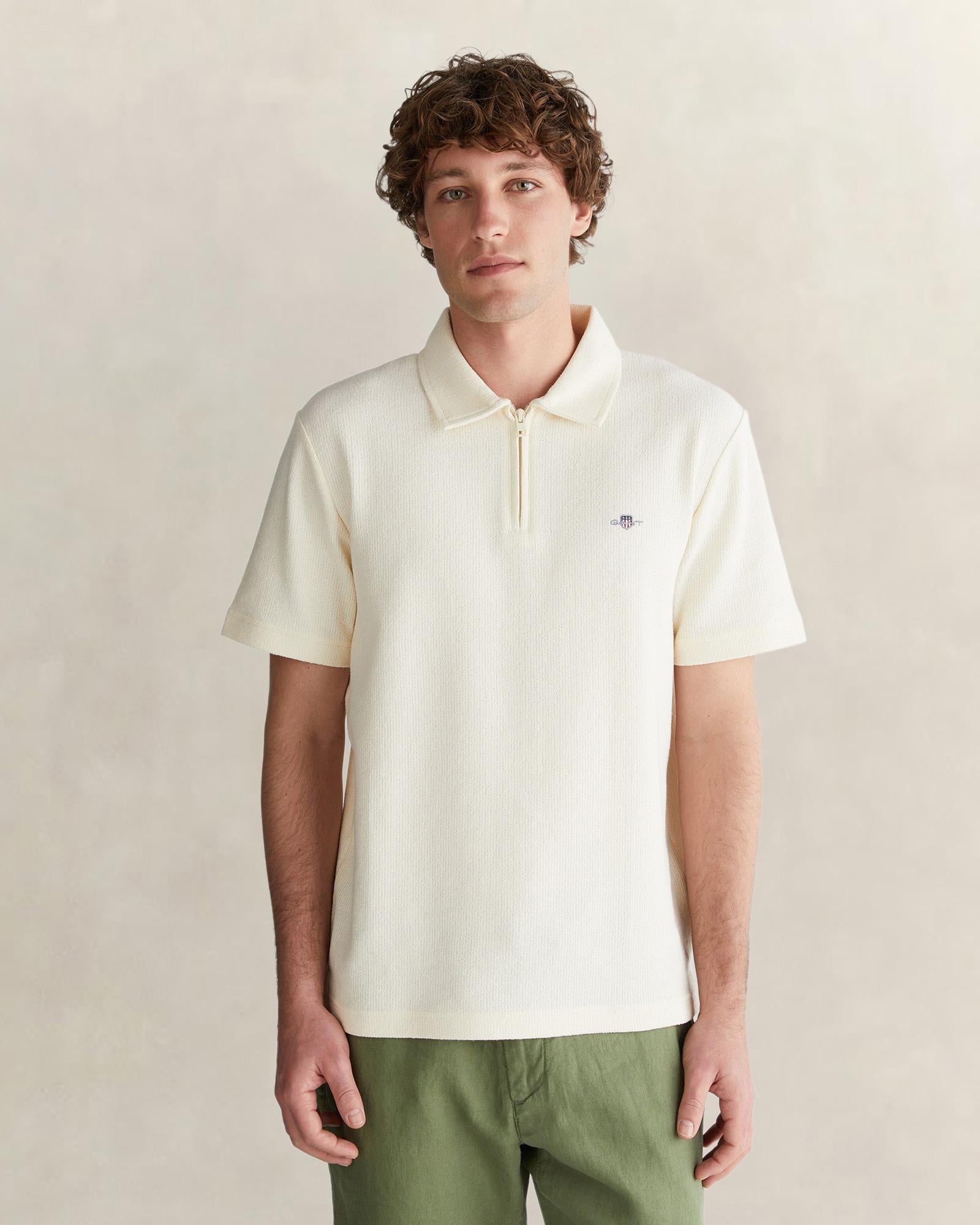 GANT Erkek Krem Regular Fit Yarım Fermuarlı Logolu Polo Yaka T-Shirt