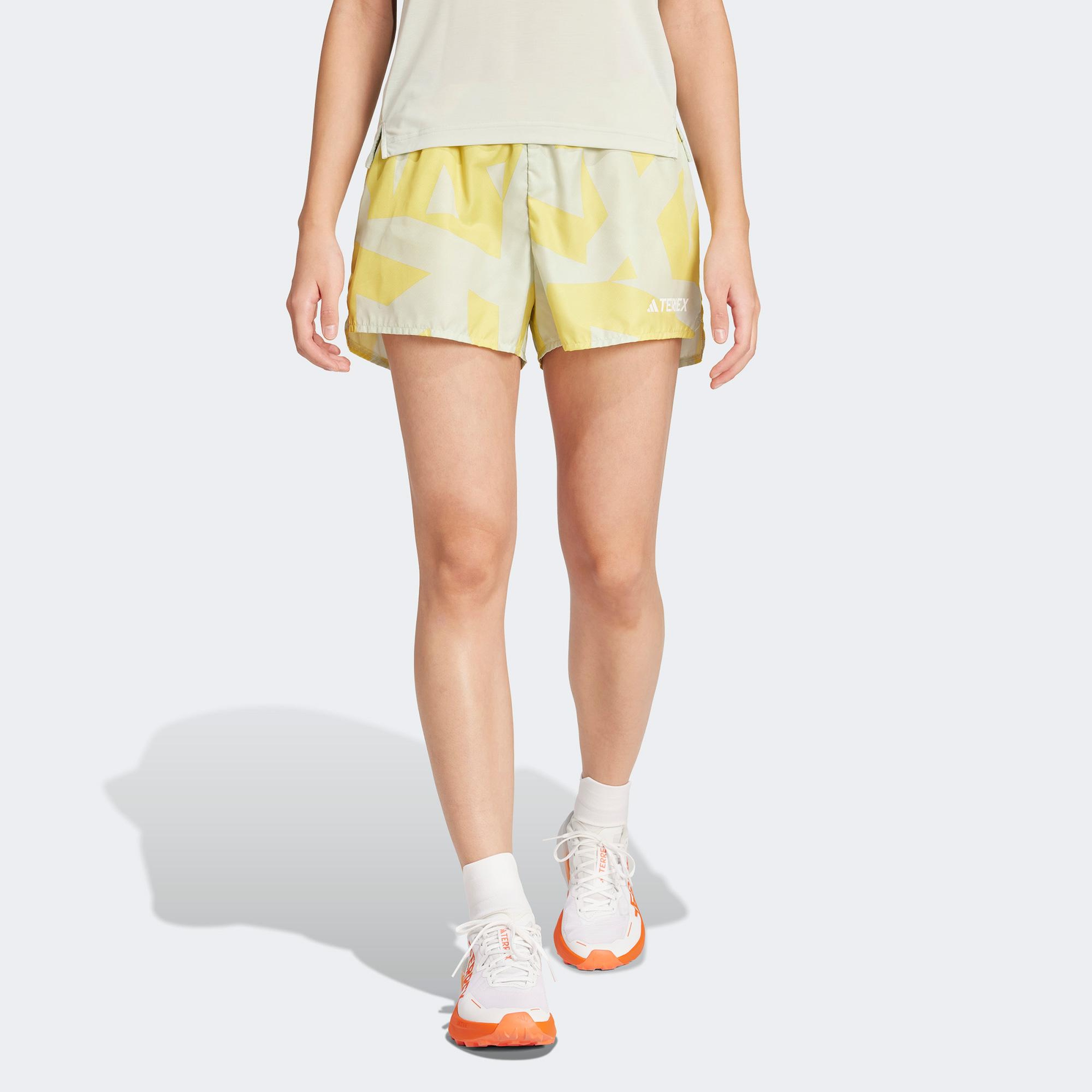 adidas Terrex Multi Light Printed Kadın Sarı Koşu Şortu