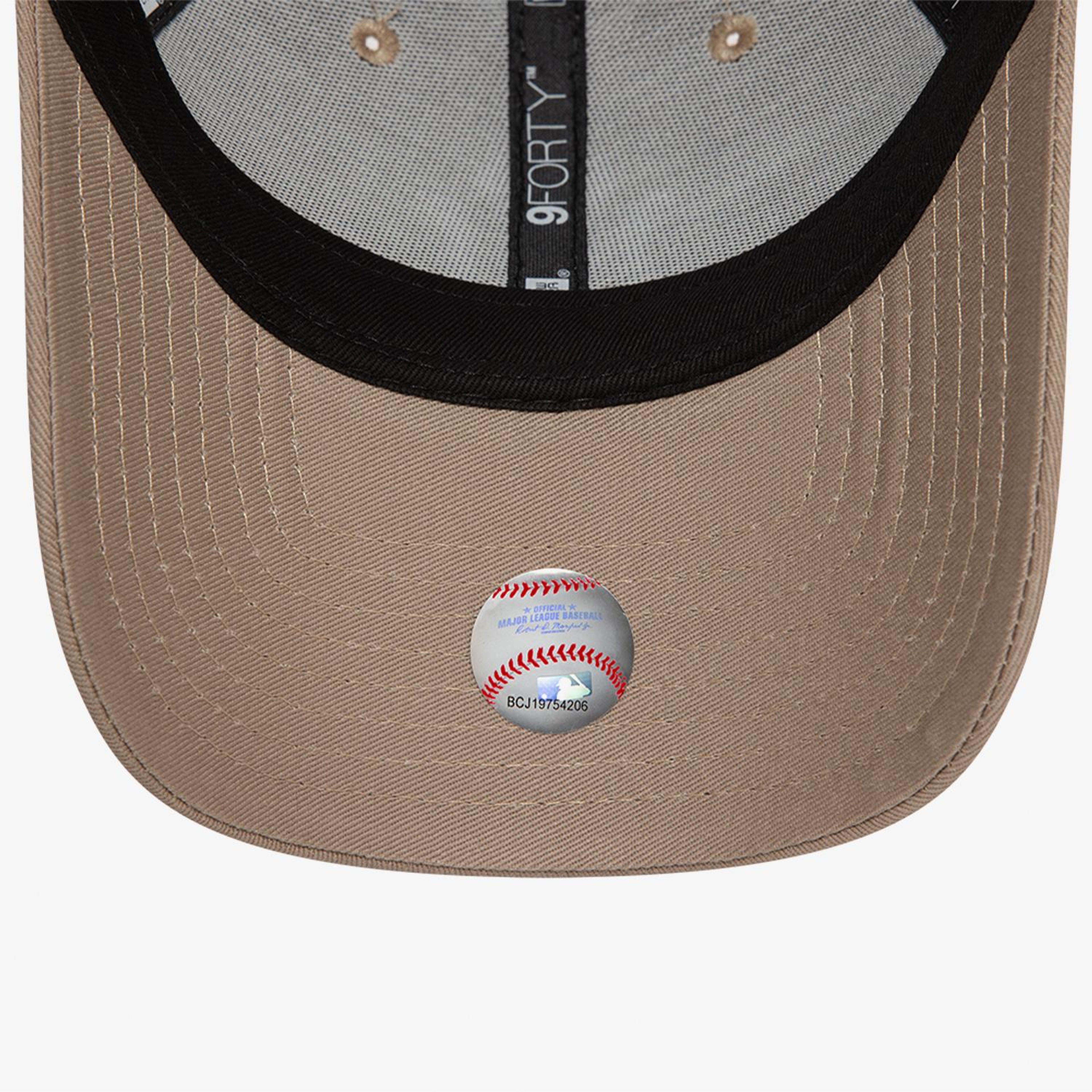 New Era League Essential New York Yankees 9FORTY Kadın Krem Şapka