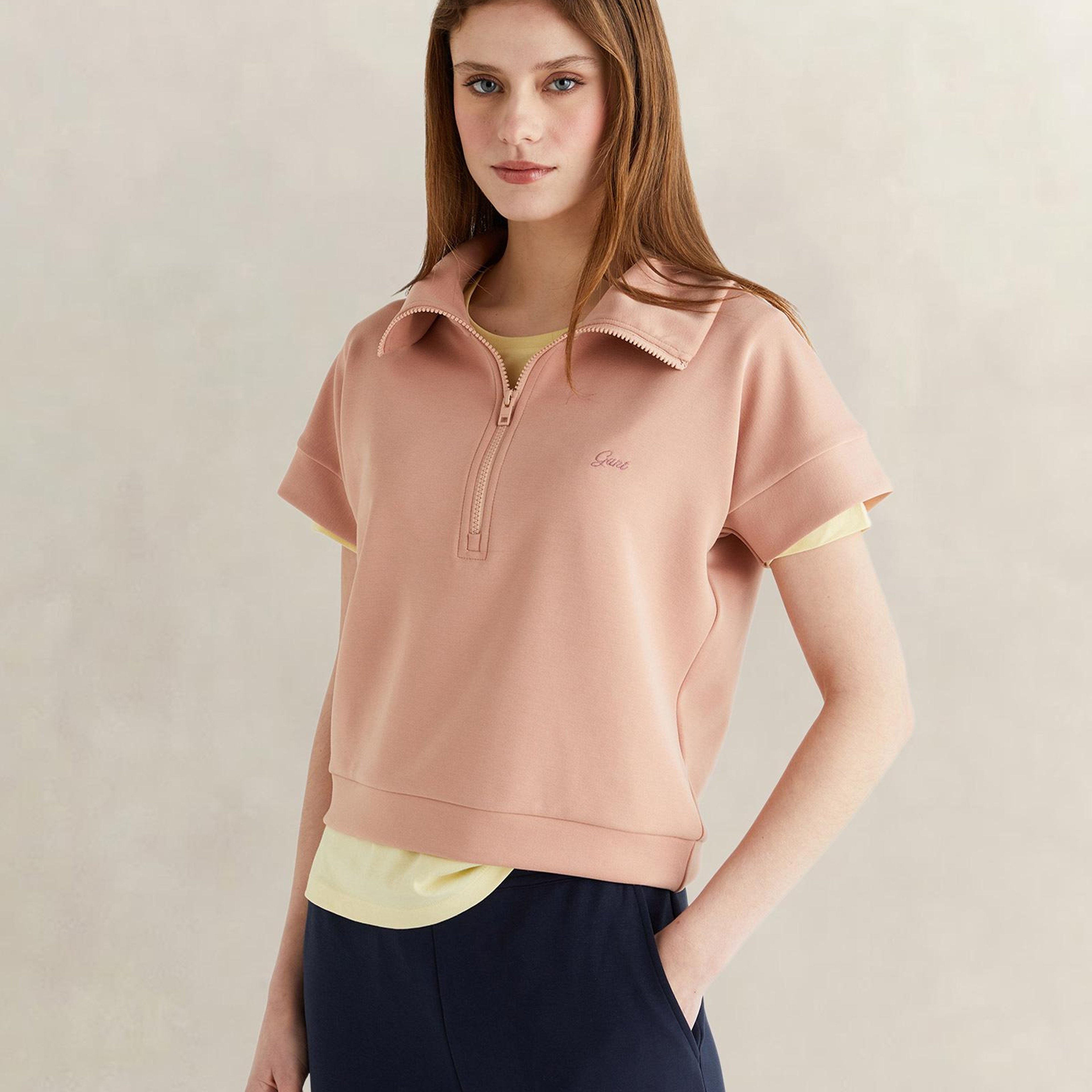 GANT Kadın Pembe Relaxed Fit Yarım Fermuarlı Kısa Kollu Sweatshirt