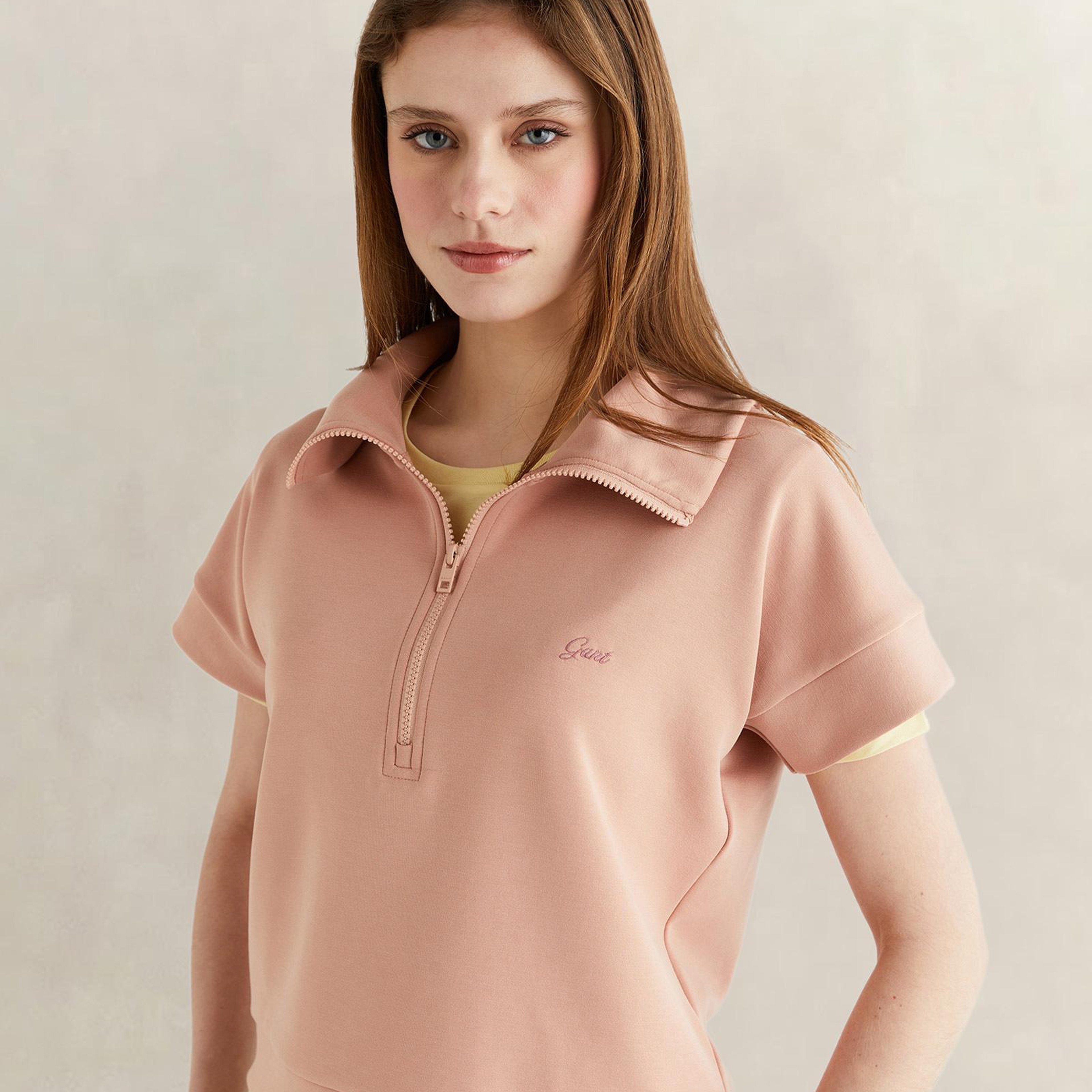GANT Kadın Pembe Relaxed Fit Yarım Fermuarlı Kısa Kollu Sweatshirt