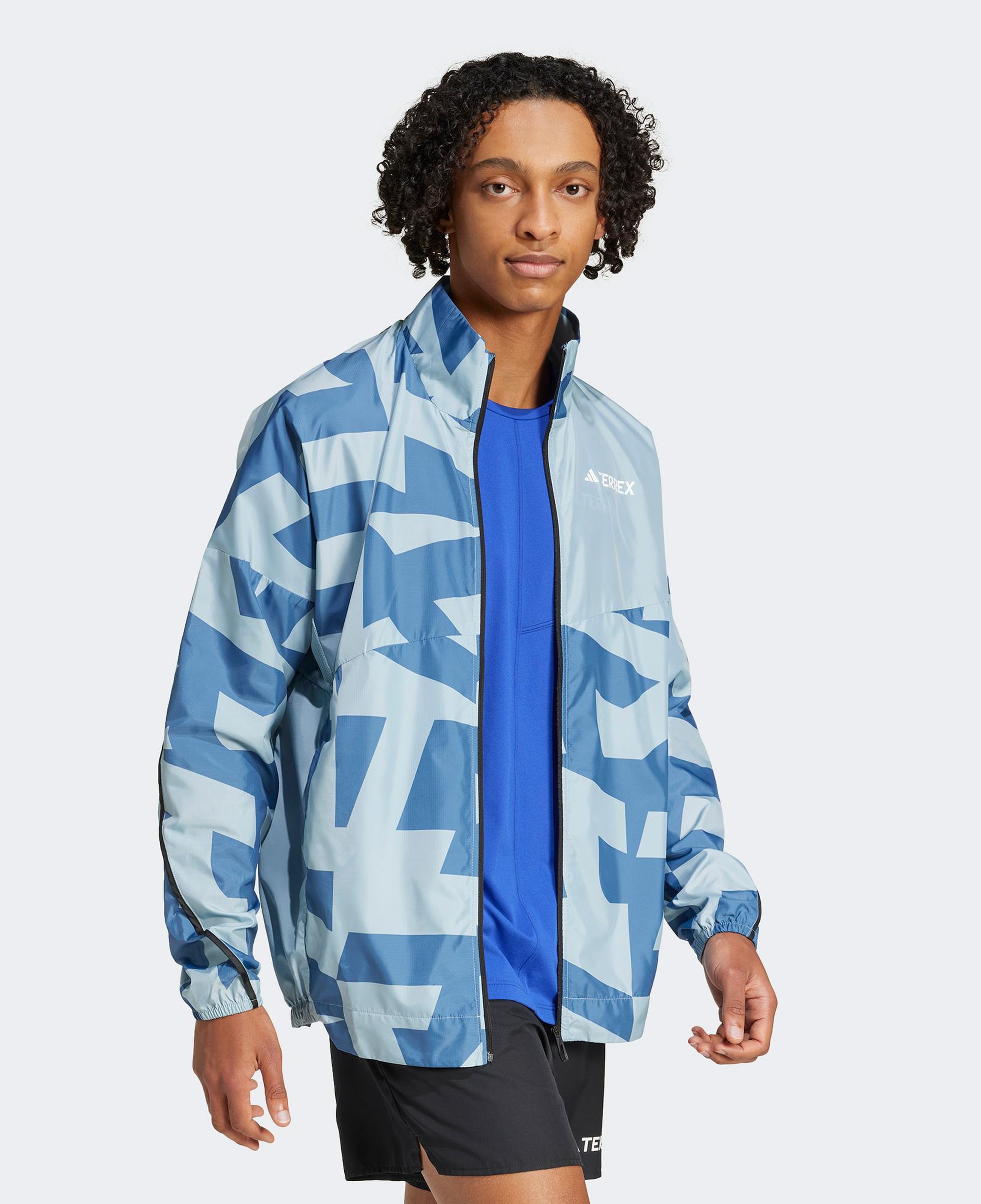 adidas Terrex Multi Printed Erkek Gri Koşu Rüzgarlık