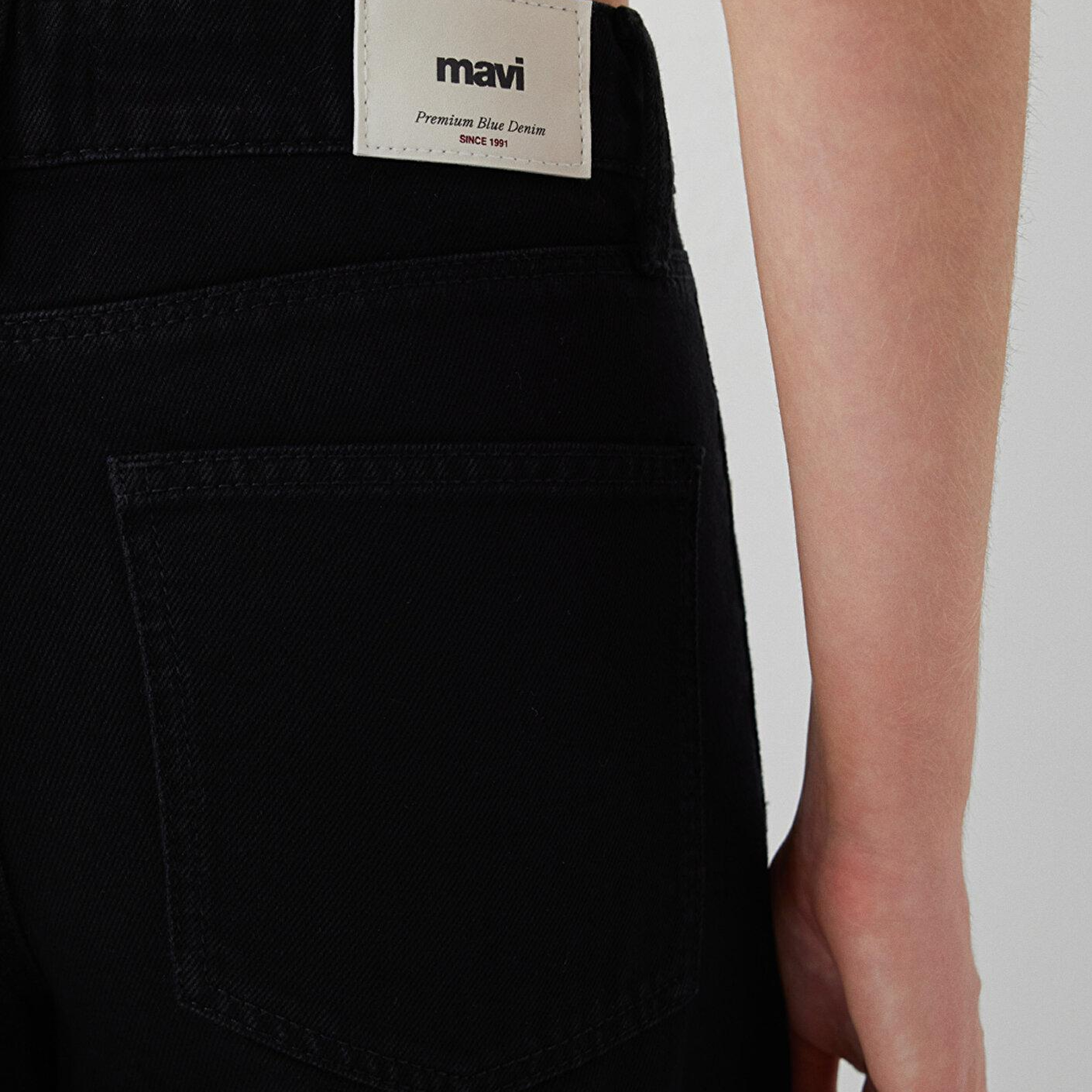 Mavi Leila Premium Blue Siyah Jean Pantolon 1010600-A6843
