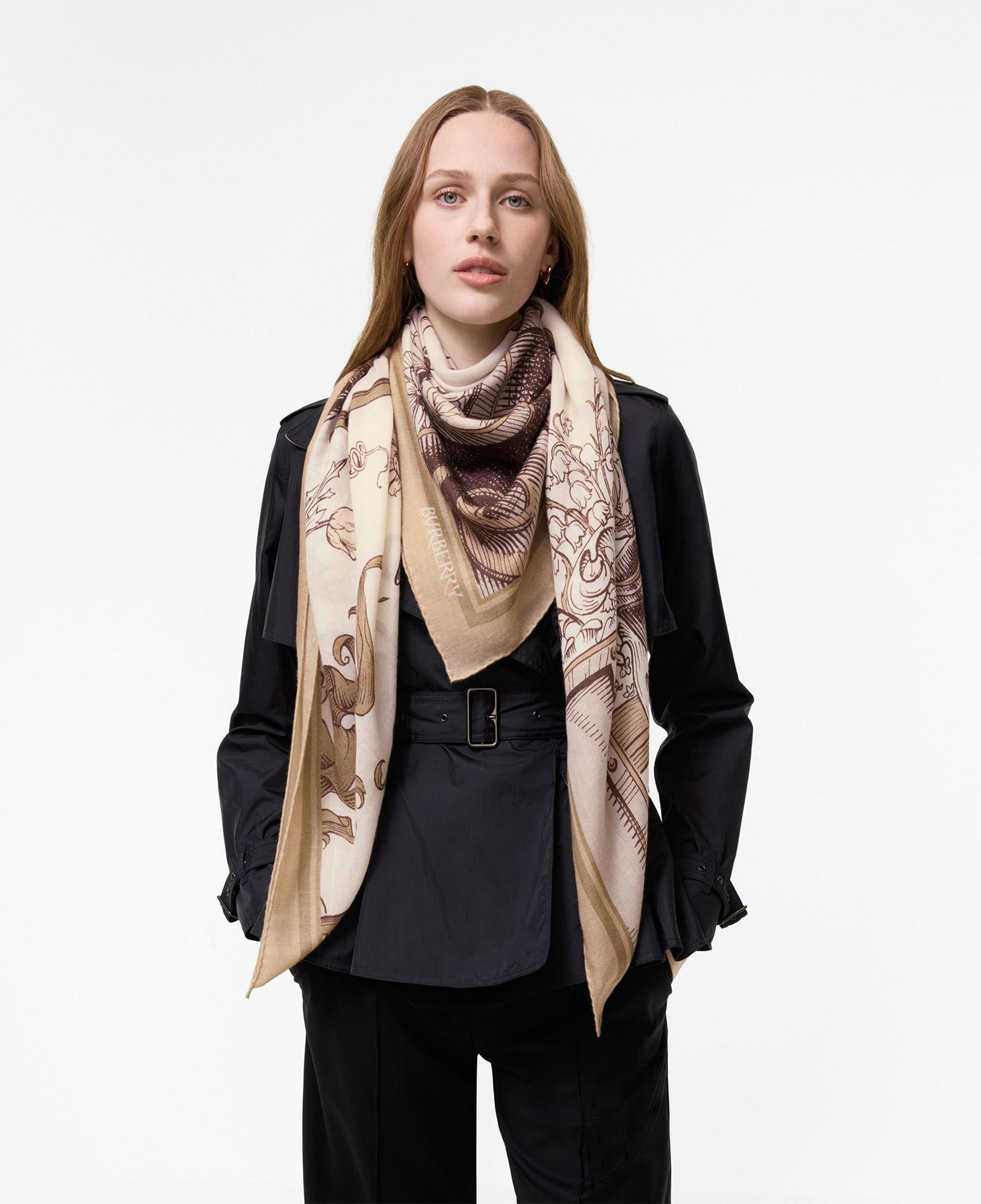 Burberry Etched Knight Kadın Bej Atkı
