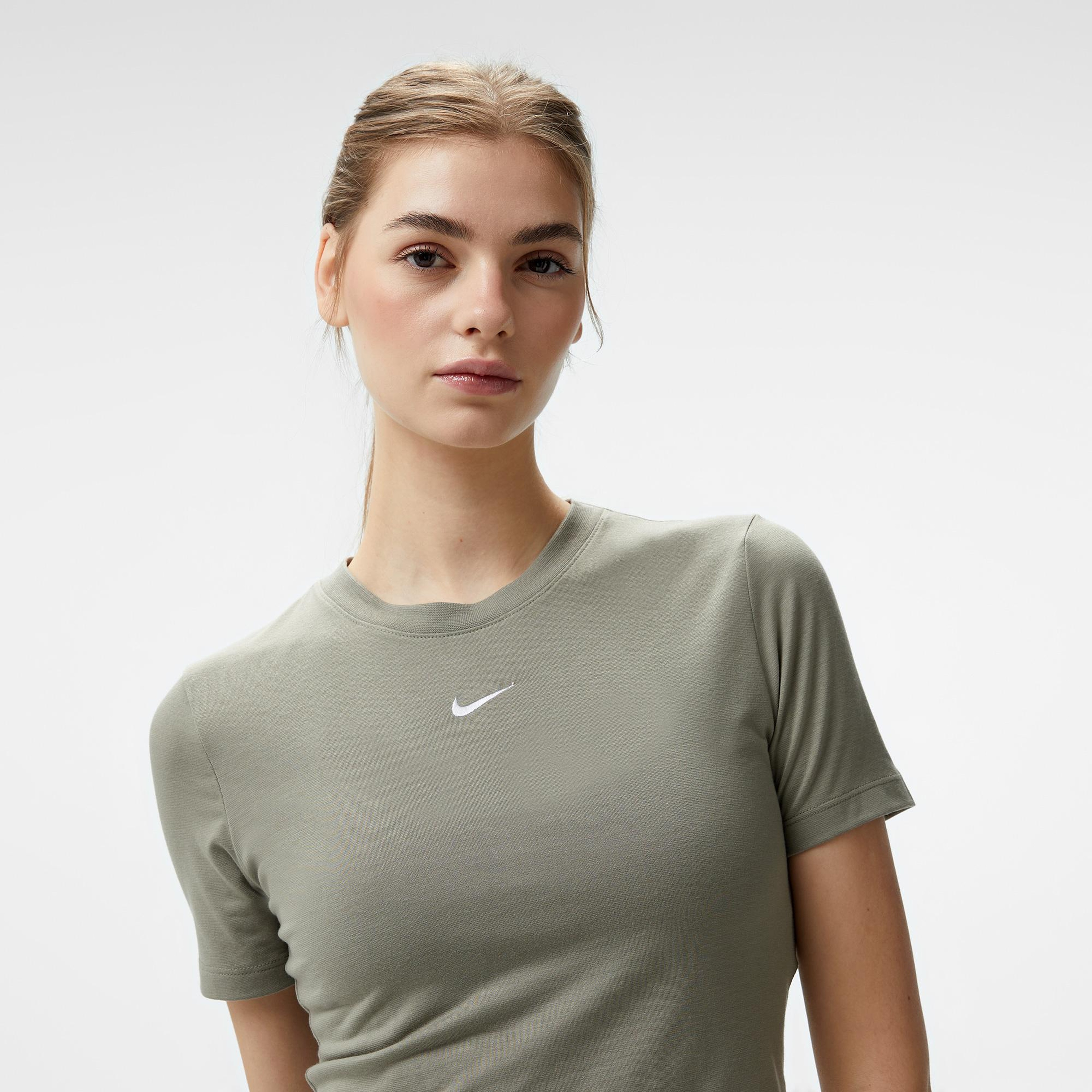 Nike Sportswear Essential Kadın Yeşil T-Shirt