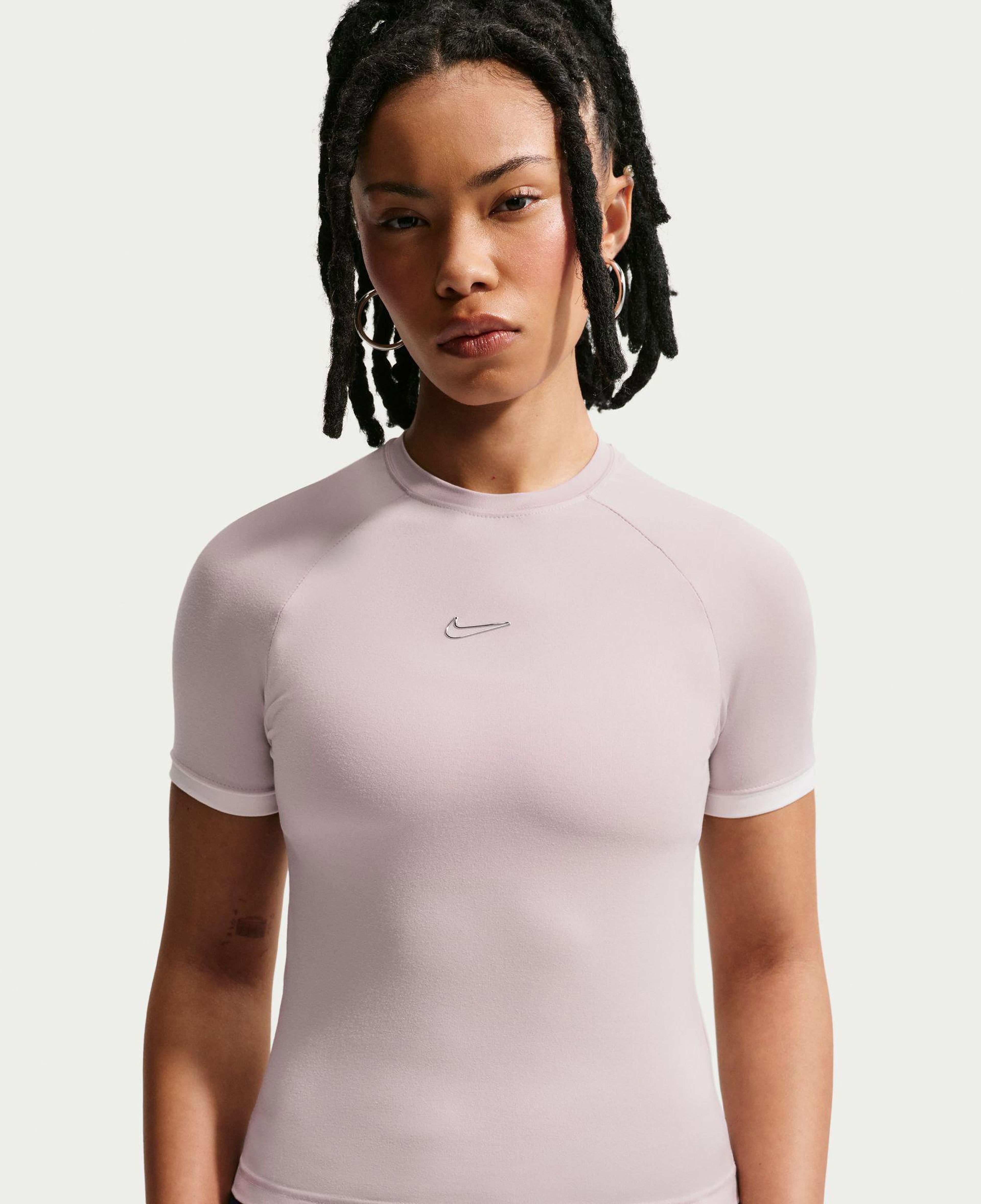 Nike Sportswear Dar Kesimli Kısa Kollu Kadın Pembe T-Shirt