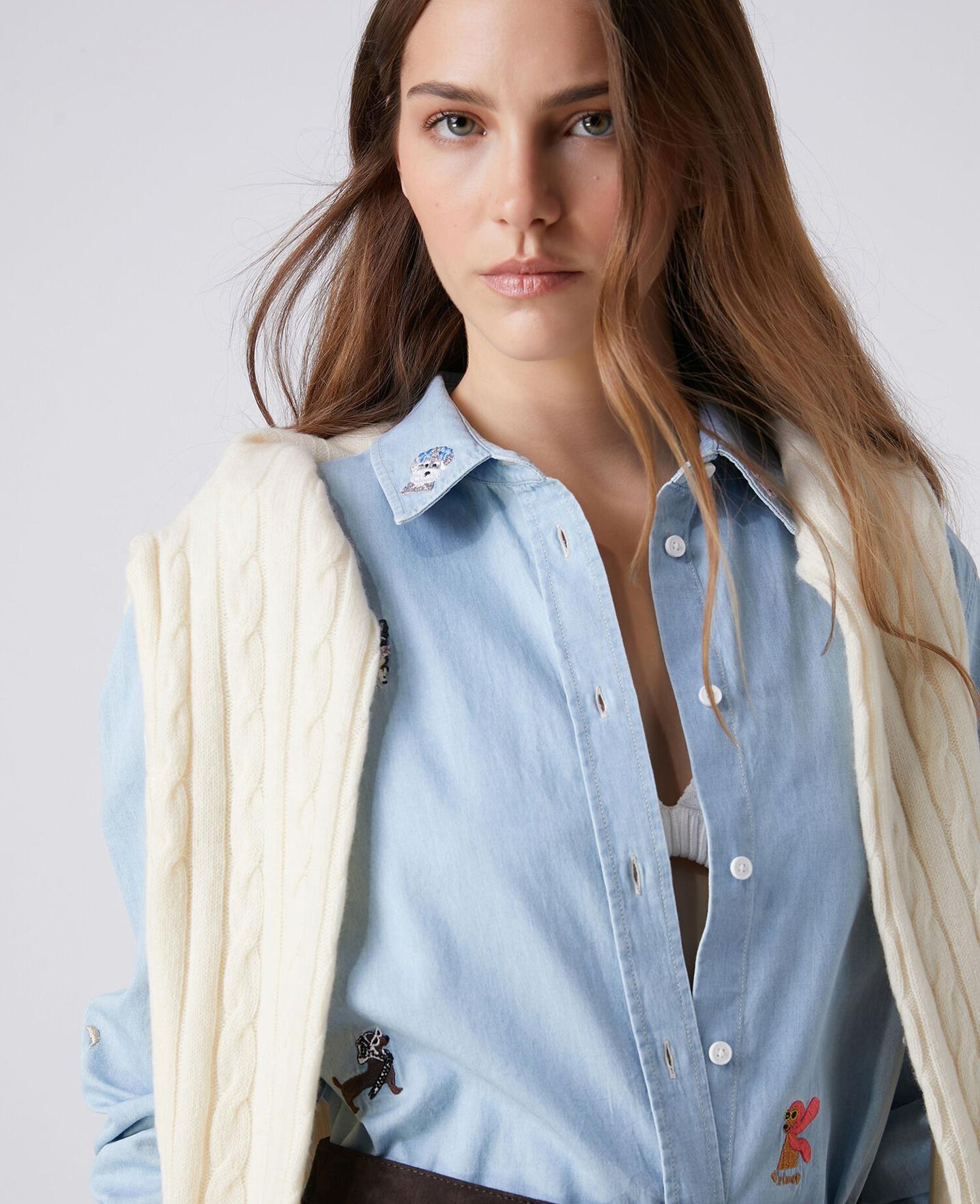 Beymen Club Kadın Mavi Köpek Nakışlı Denim Gömlek