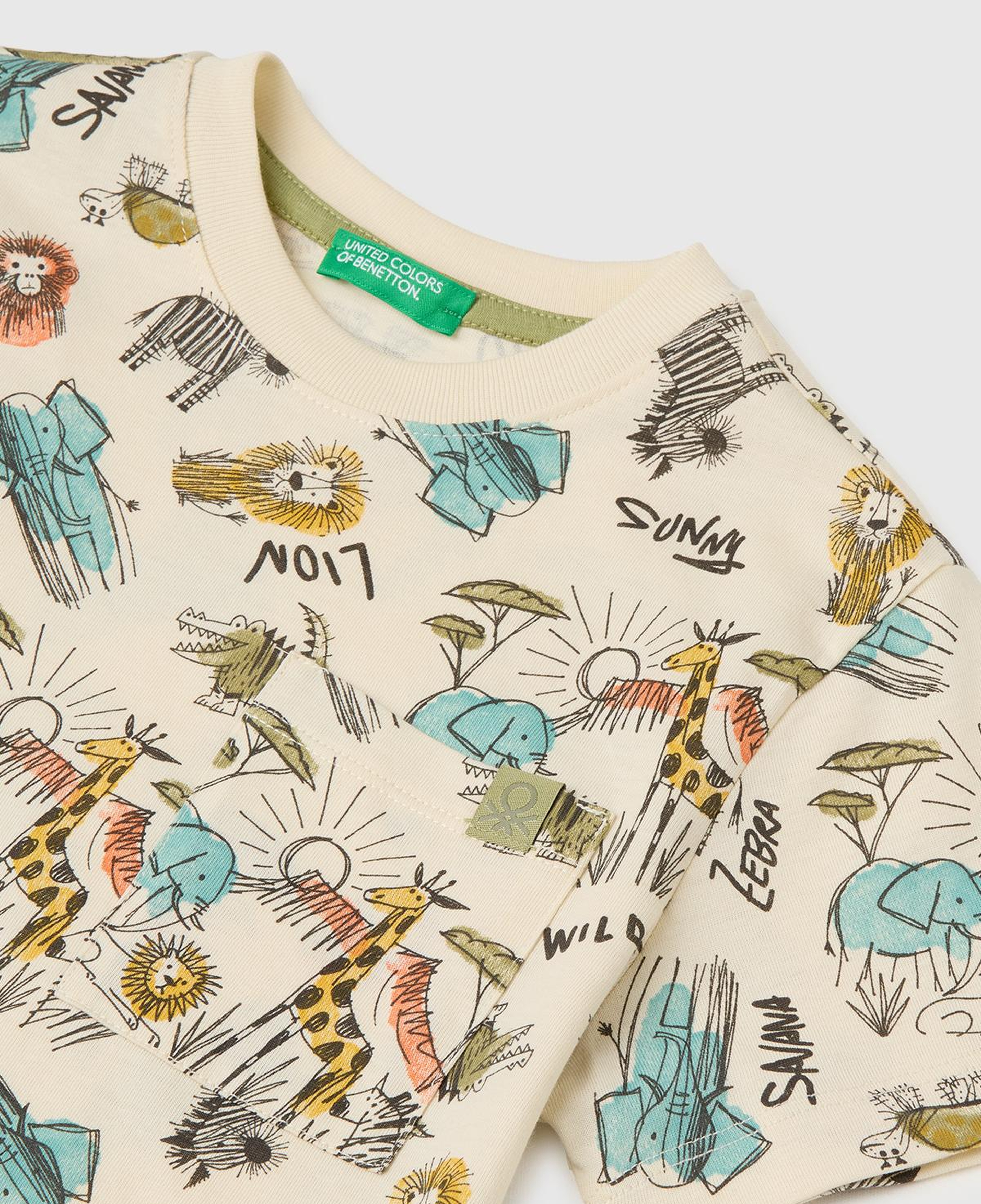 Erkek Çocuk Bej Ön Cebi Logo Detaylı Tamamlı Desenli T-Shirt