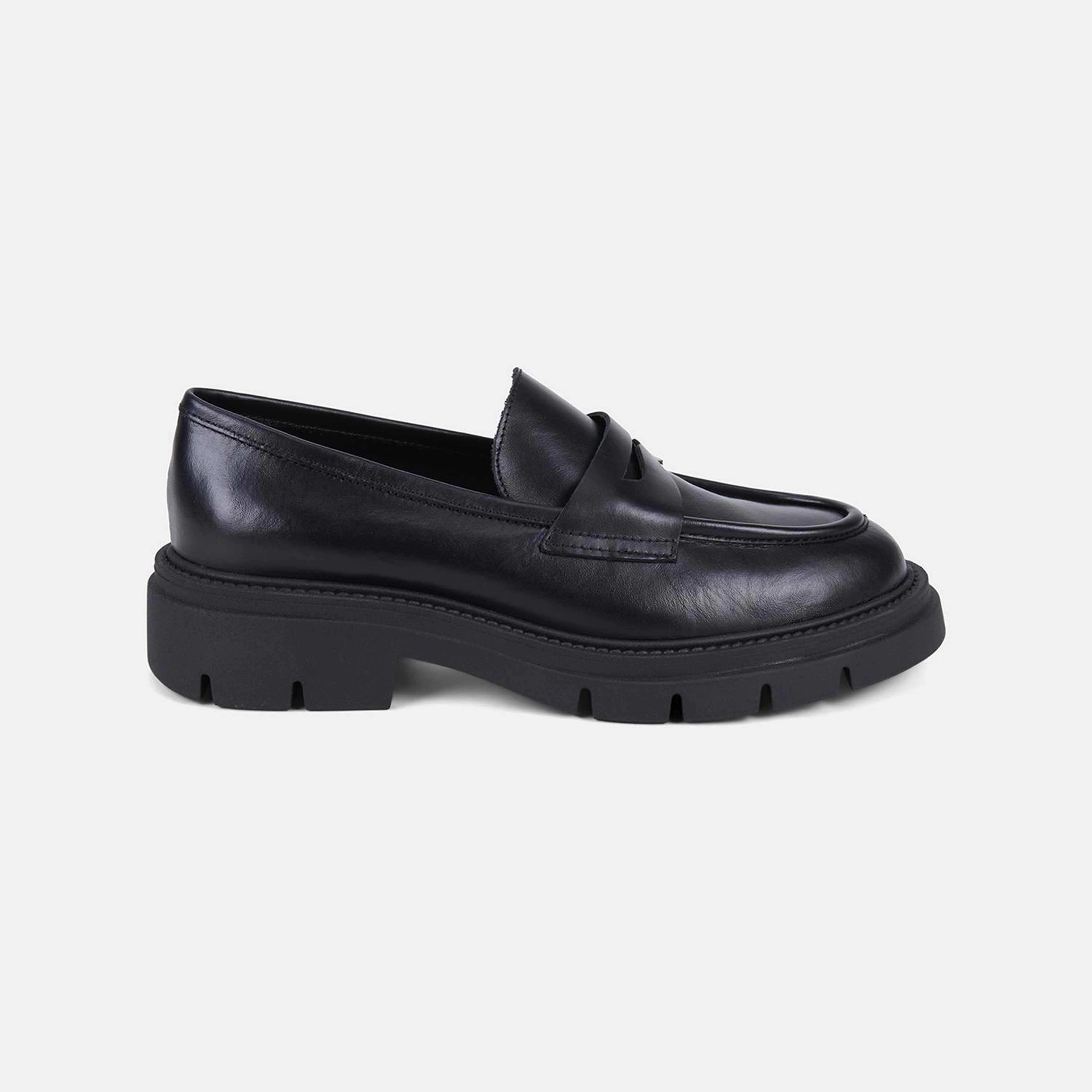 Kadın Siyah Kalın Dişli Tabanlı Klasik Deri Loafer