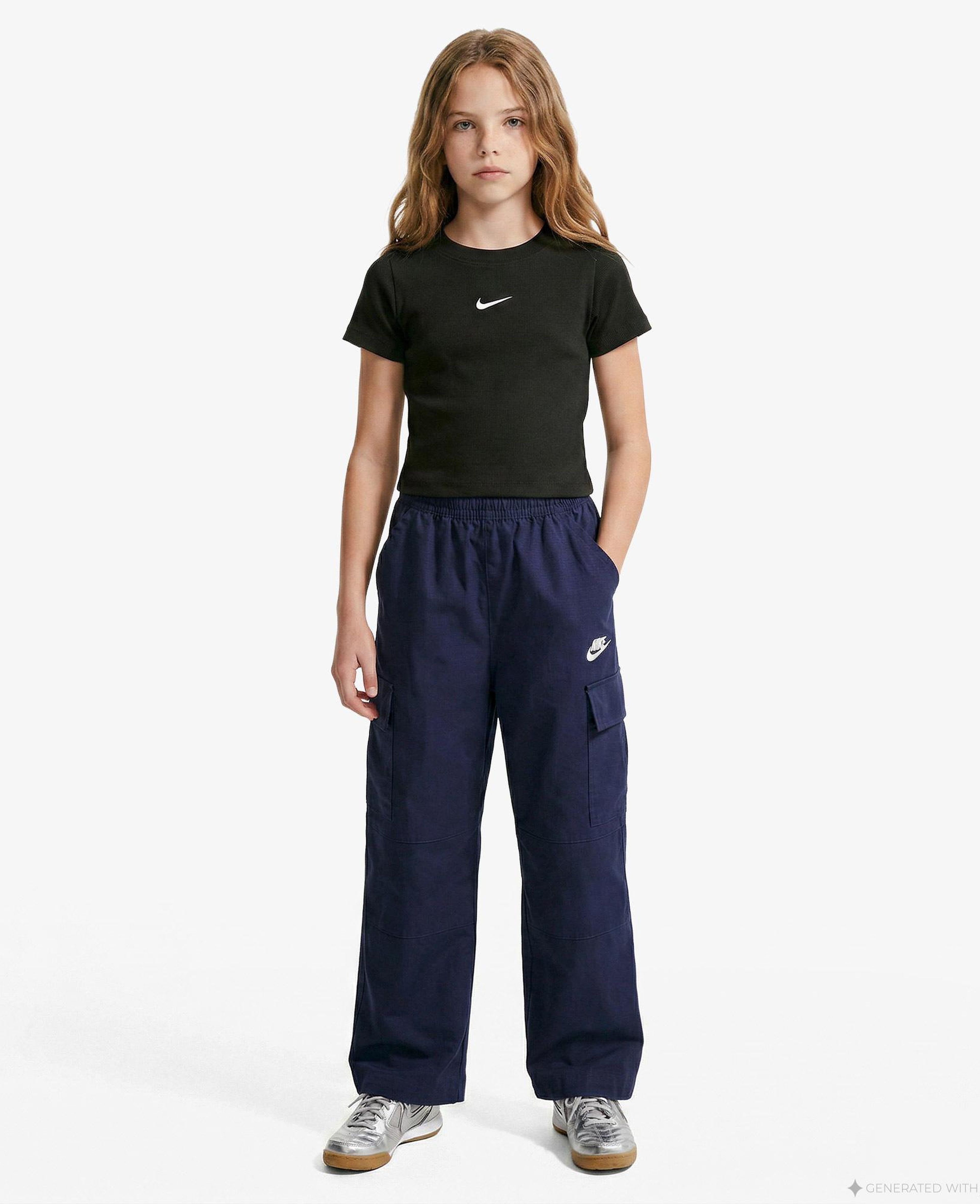 Nike Sportswear Çocuk Siyah Crop T-Shirt