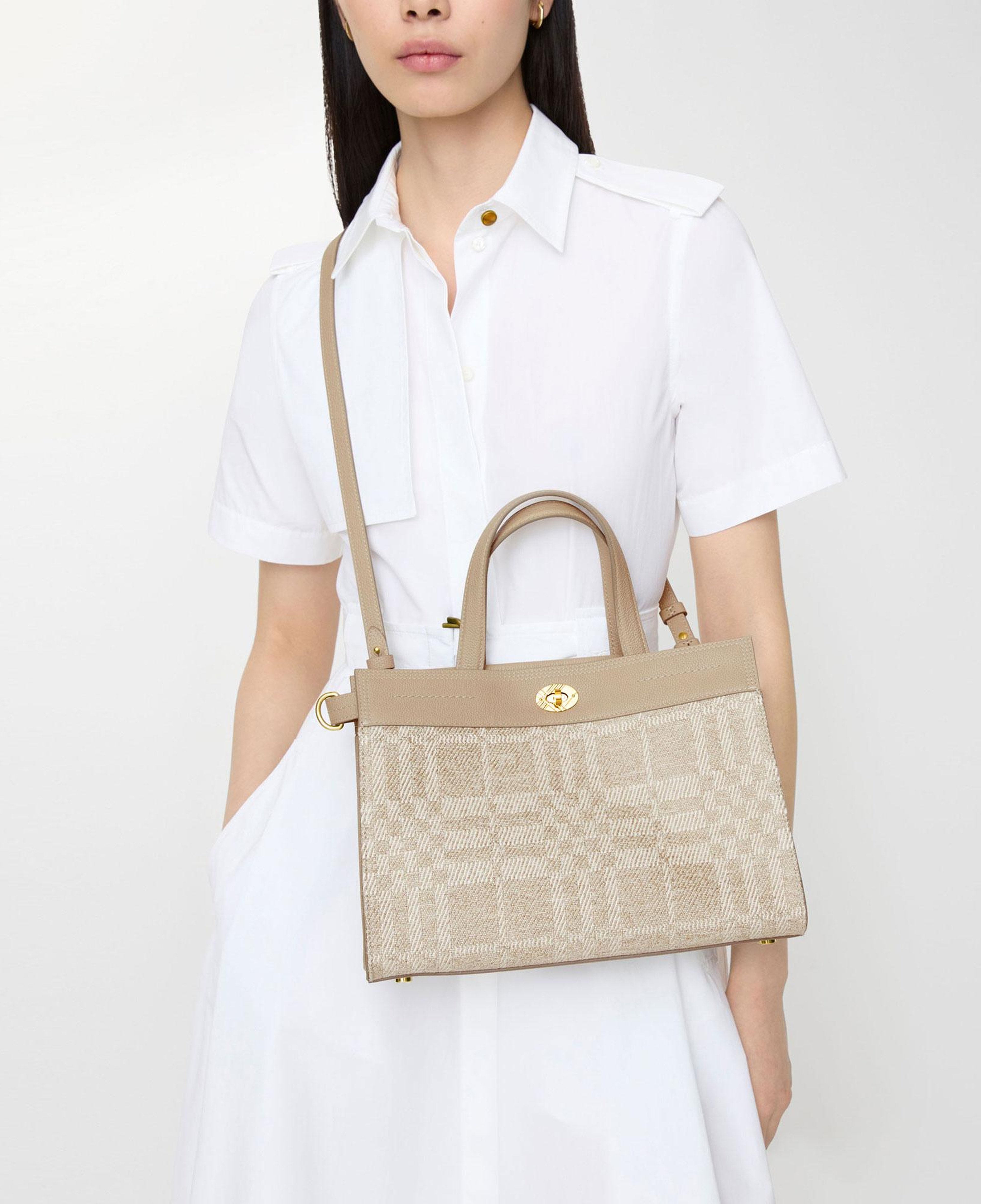 Burberry Small Cotswolds Tote Kadın Krem Keten El Çantası