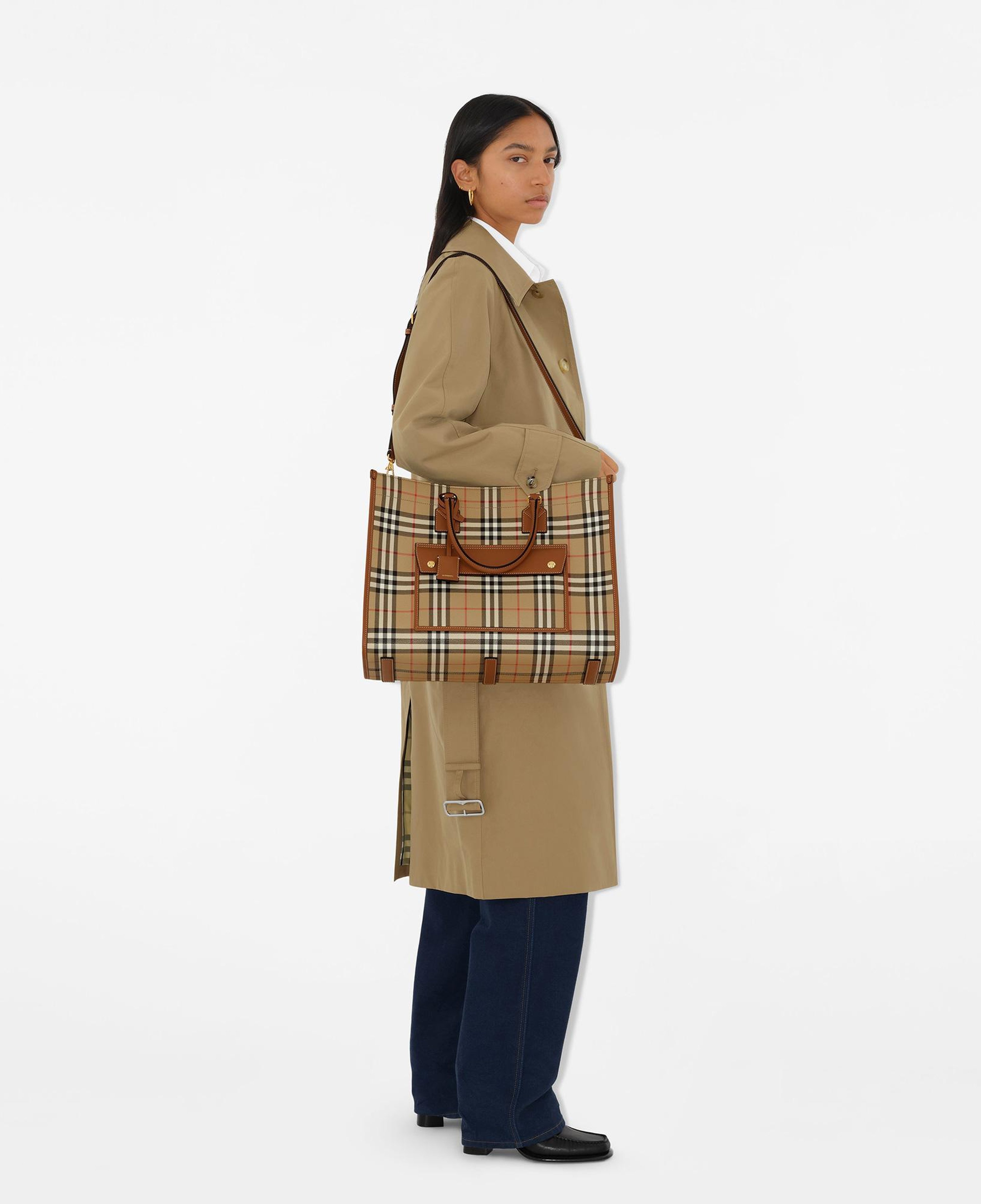 Burberry Freya Tote Kadın Bej Omuz Çantası