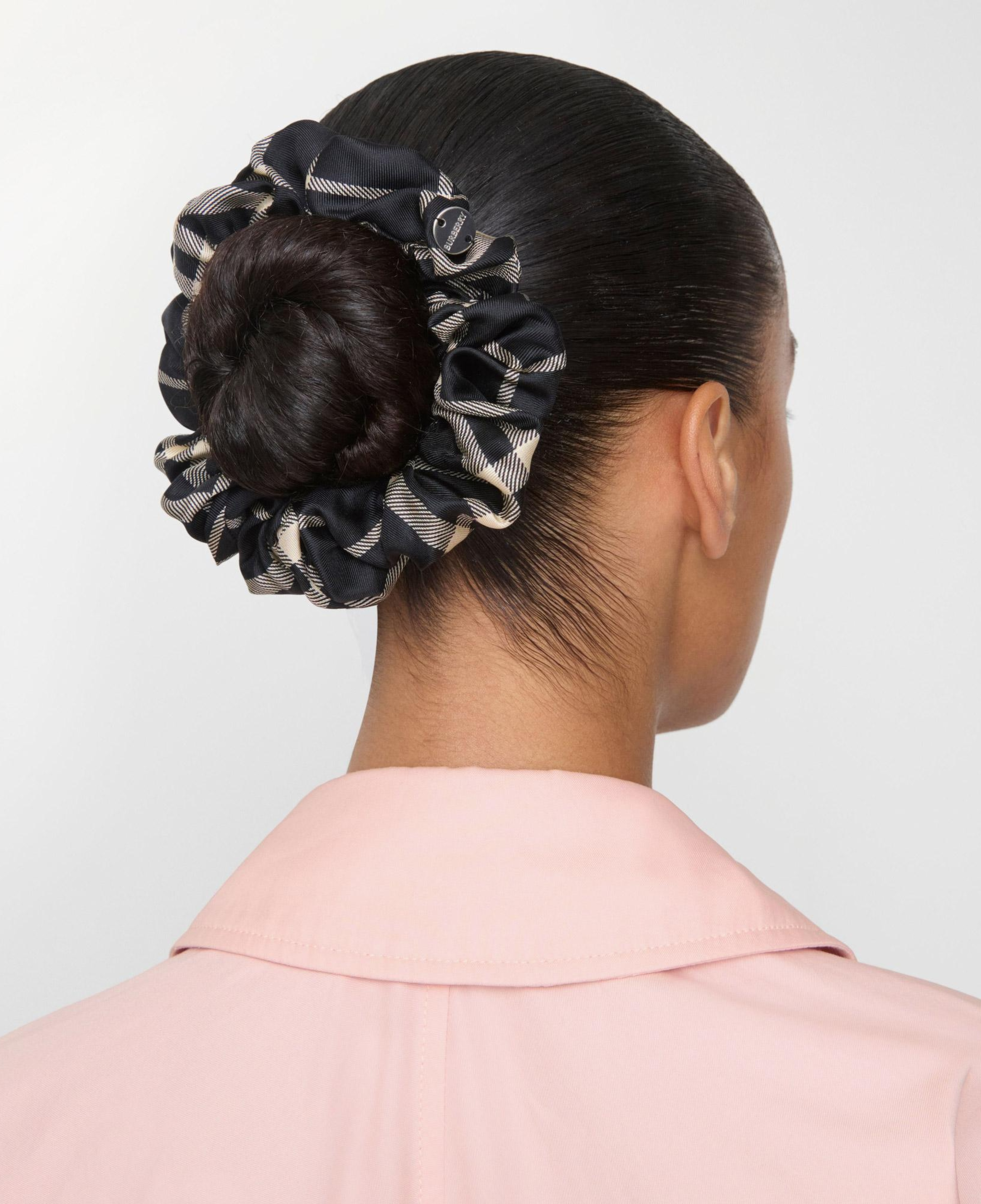 Burberry Scrunchie With Charm Kadın Siyah Toka