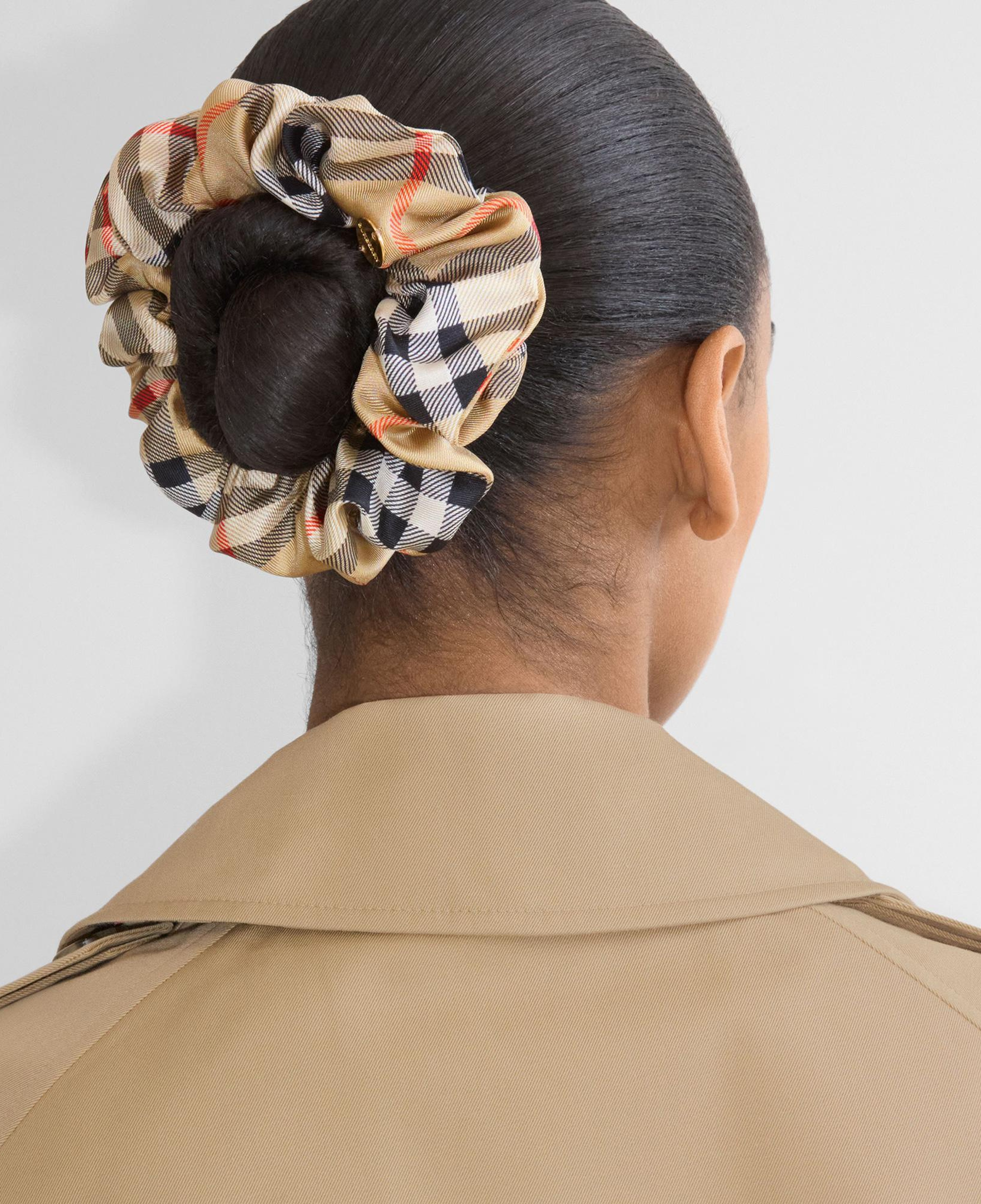 Burberry Scrunchie With Charm Kadın Bej Toka