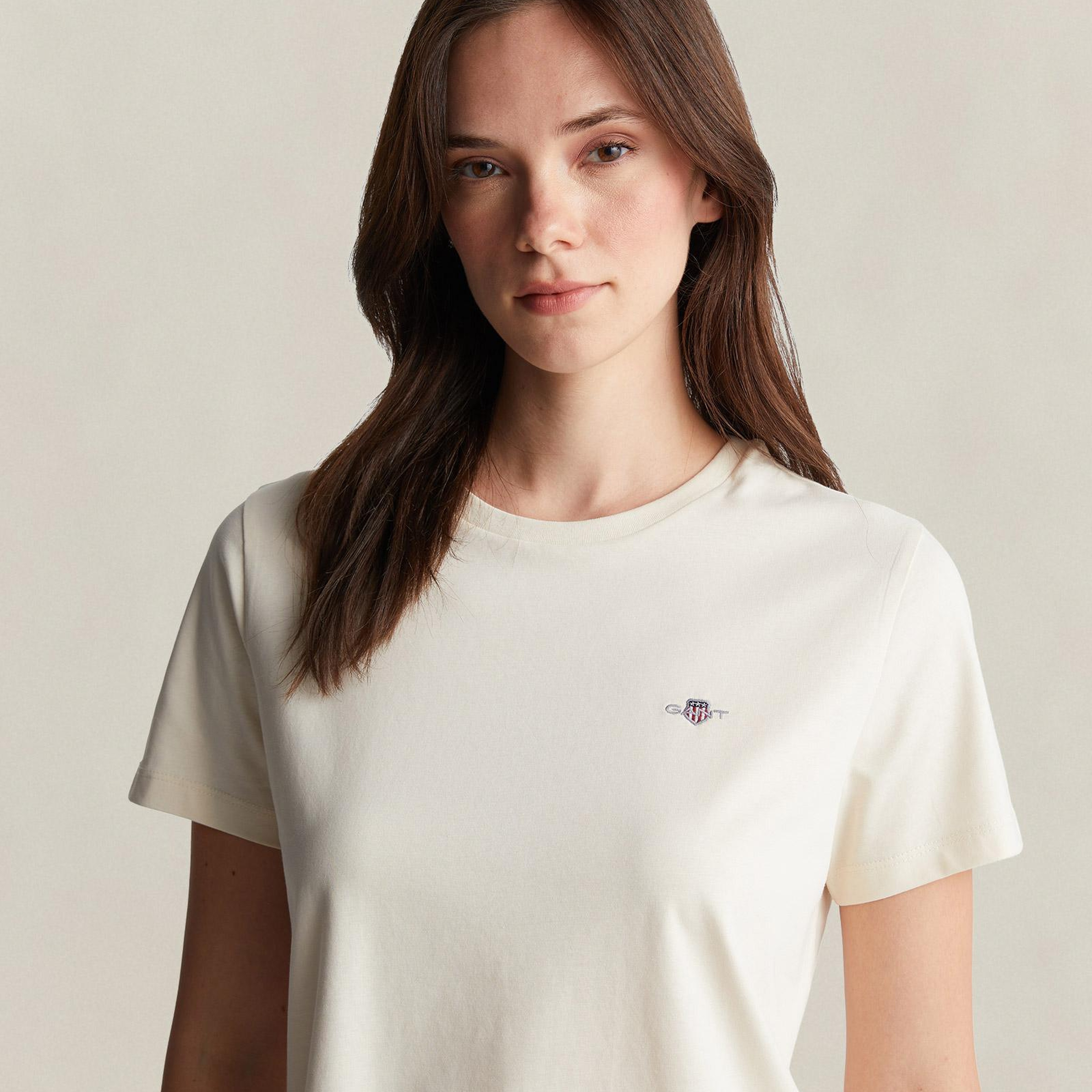 GANT Kadın Krem Bisiklet Yaka Regular Fit Logolu T-Shirt