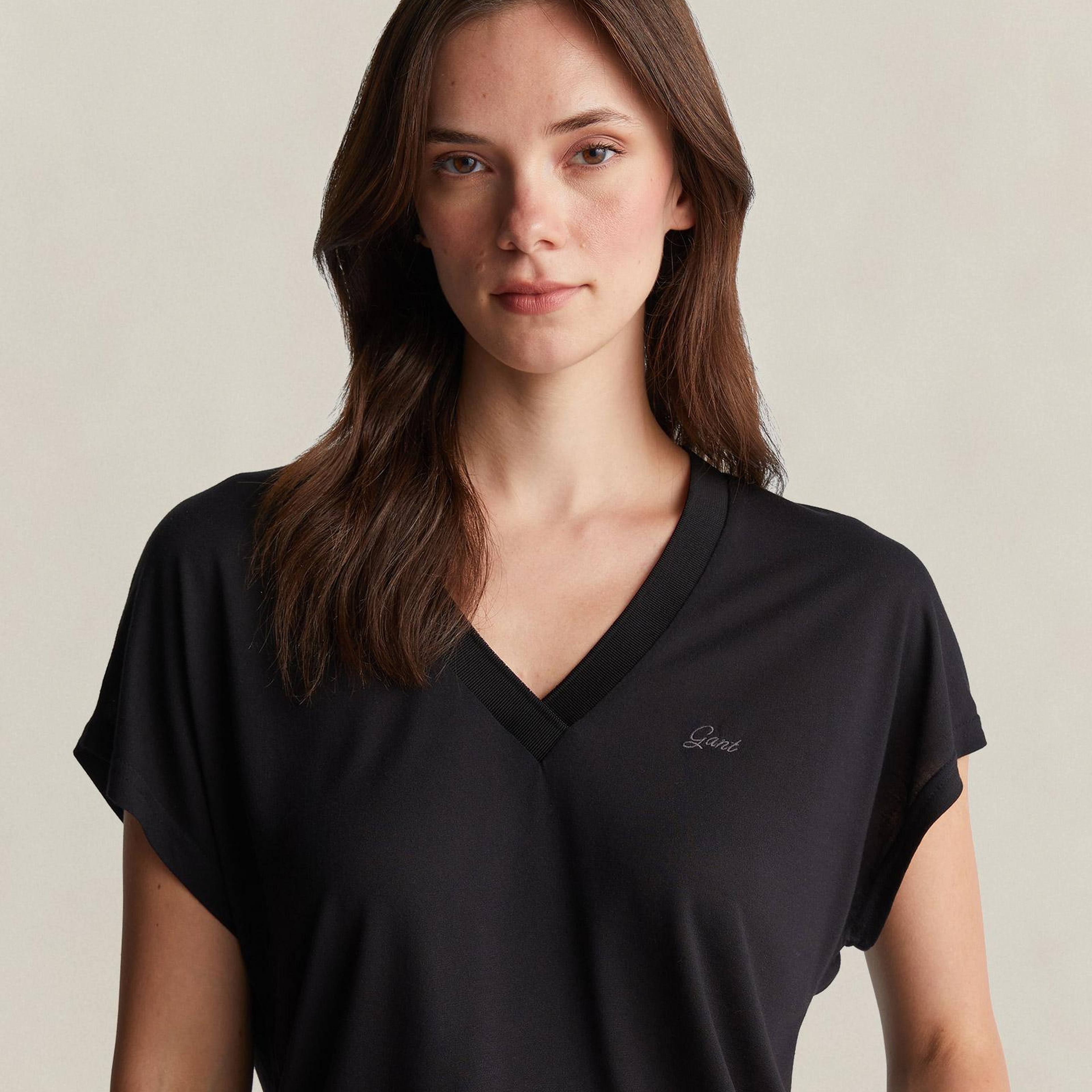 GANT Kadın Siyah V Yaka Regular Fit T-Shirt