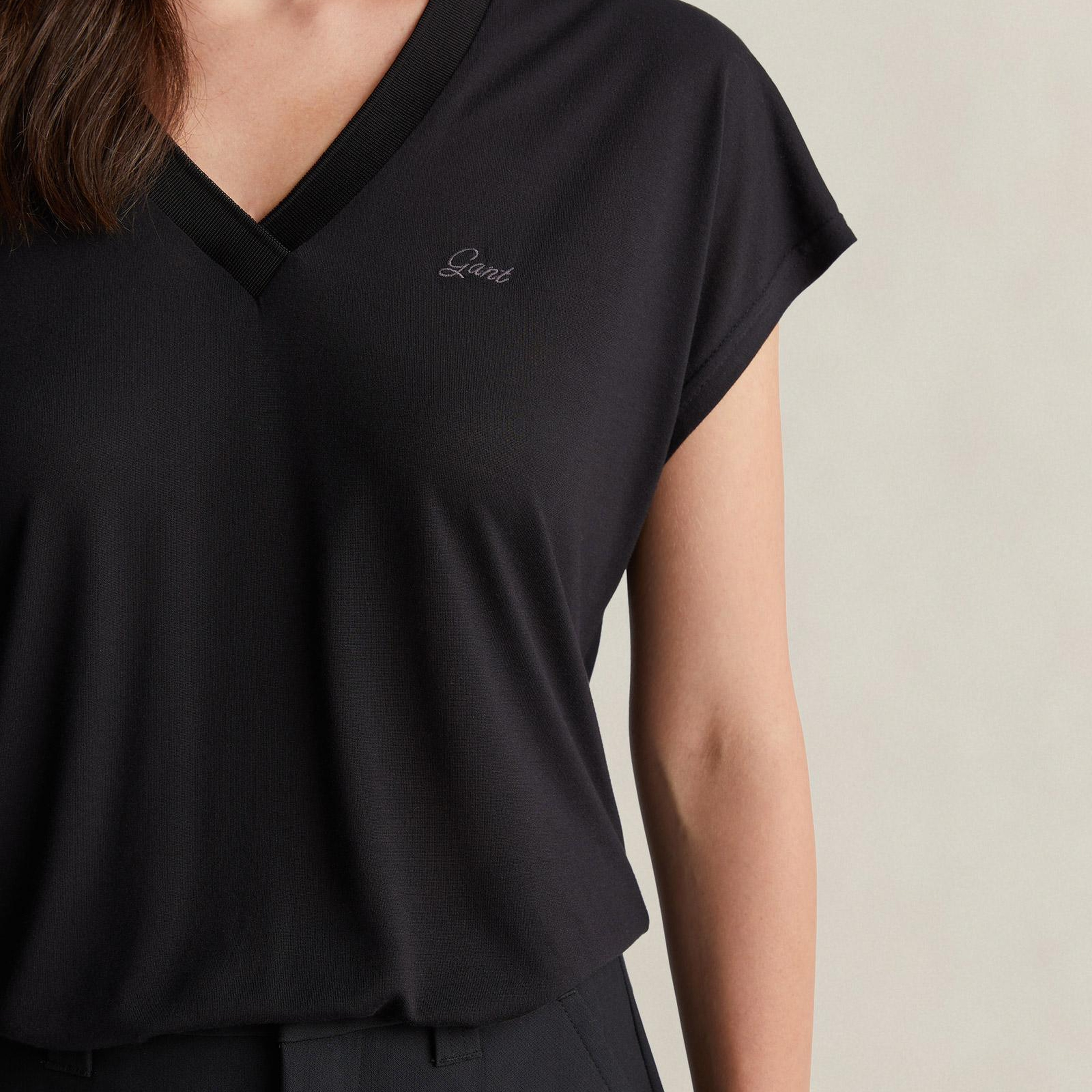 GANT Kadın Siyah V Yaka Regular Fit T-Shirt