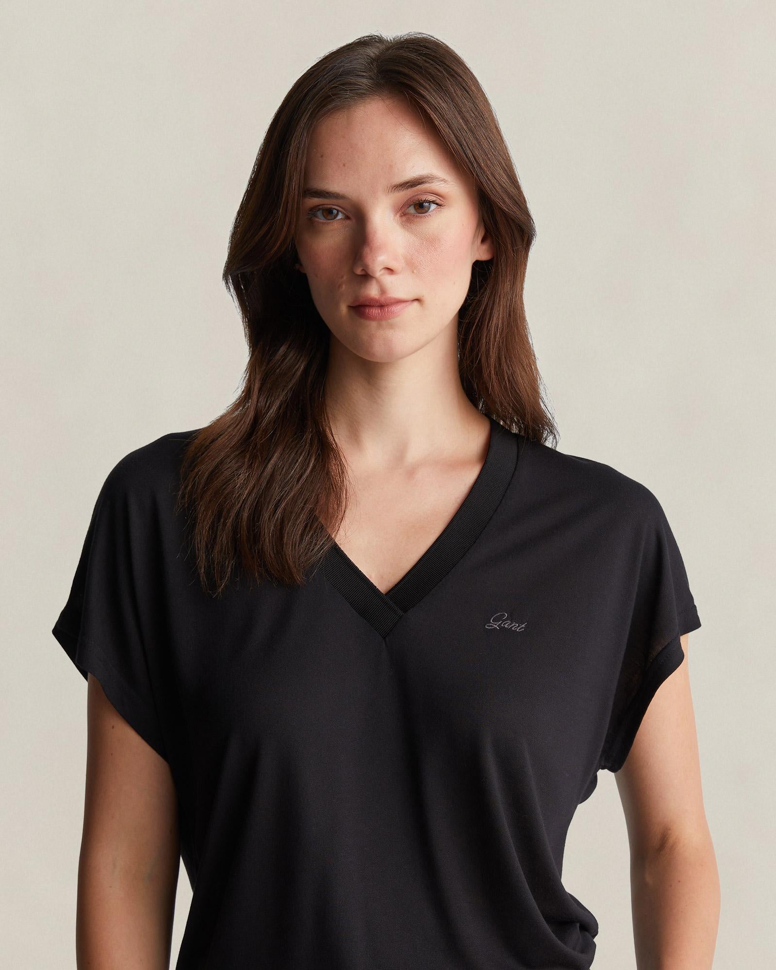 GANT Kadın Siyah V Yaka Regular Fit T-Shirt