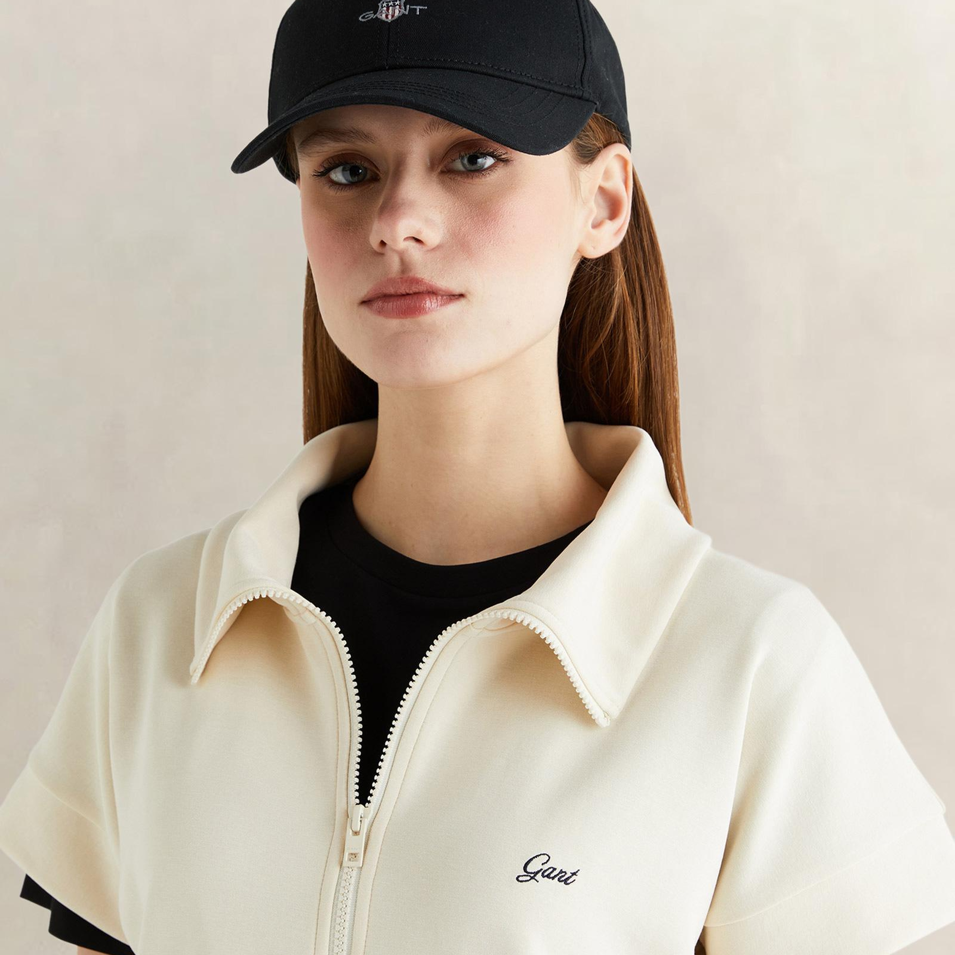 GANT Kadın Krem Relaxed Fit Yarım Fermuarlı Kısa Kollu Sweatshirt