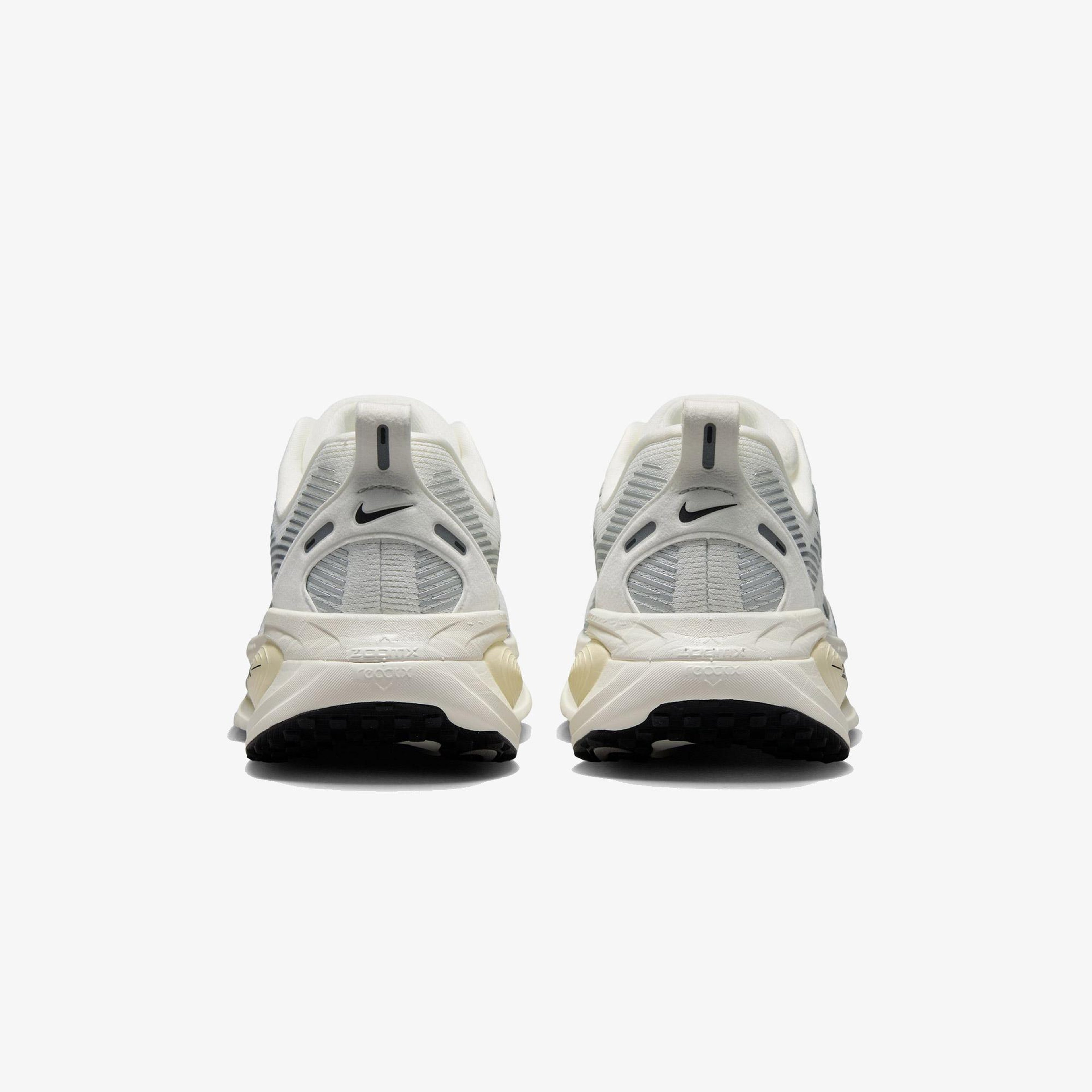 Nike Vomero 18 Kadın Gri Koşu Ayakkabısı