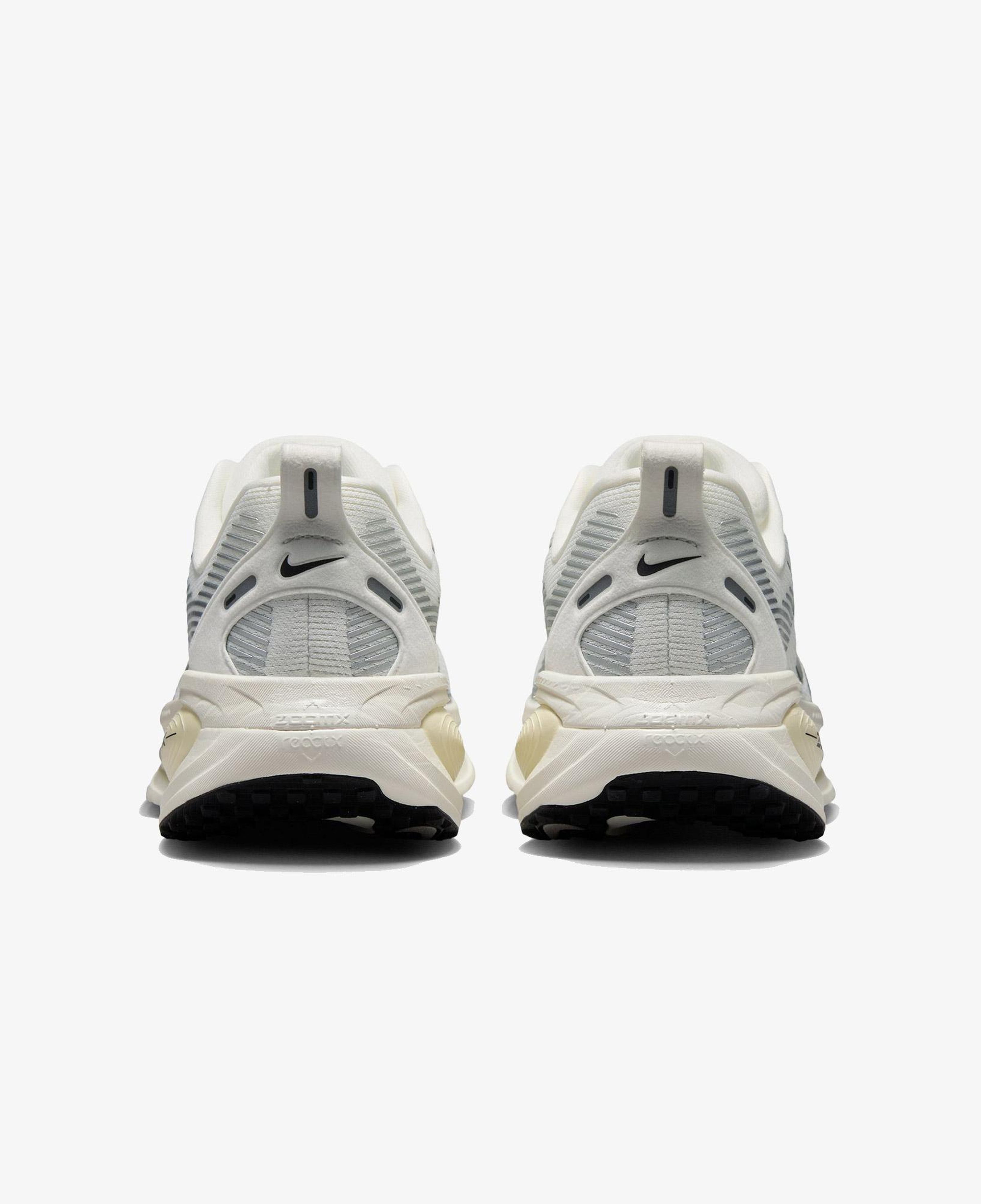 Nike Vomero 18 Kadın Gri Koşu Ayakkabısı