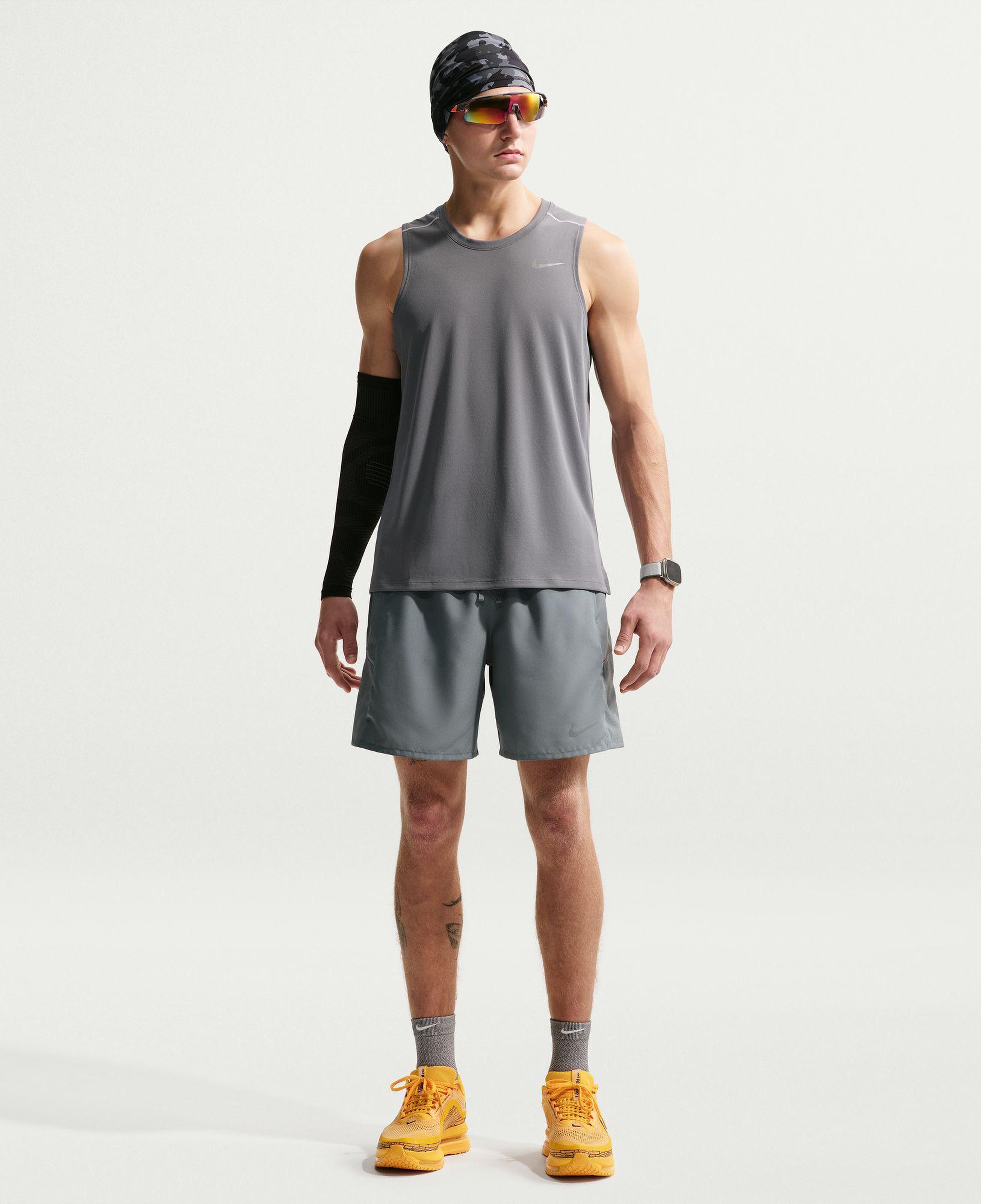 Nike Dri-Fit Miler 18 cm Erkek Gri Şort