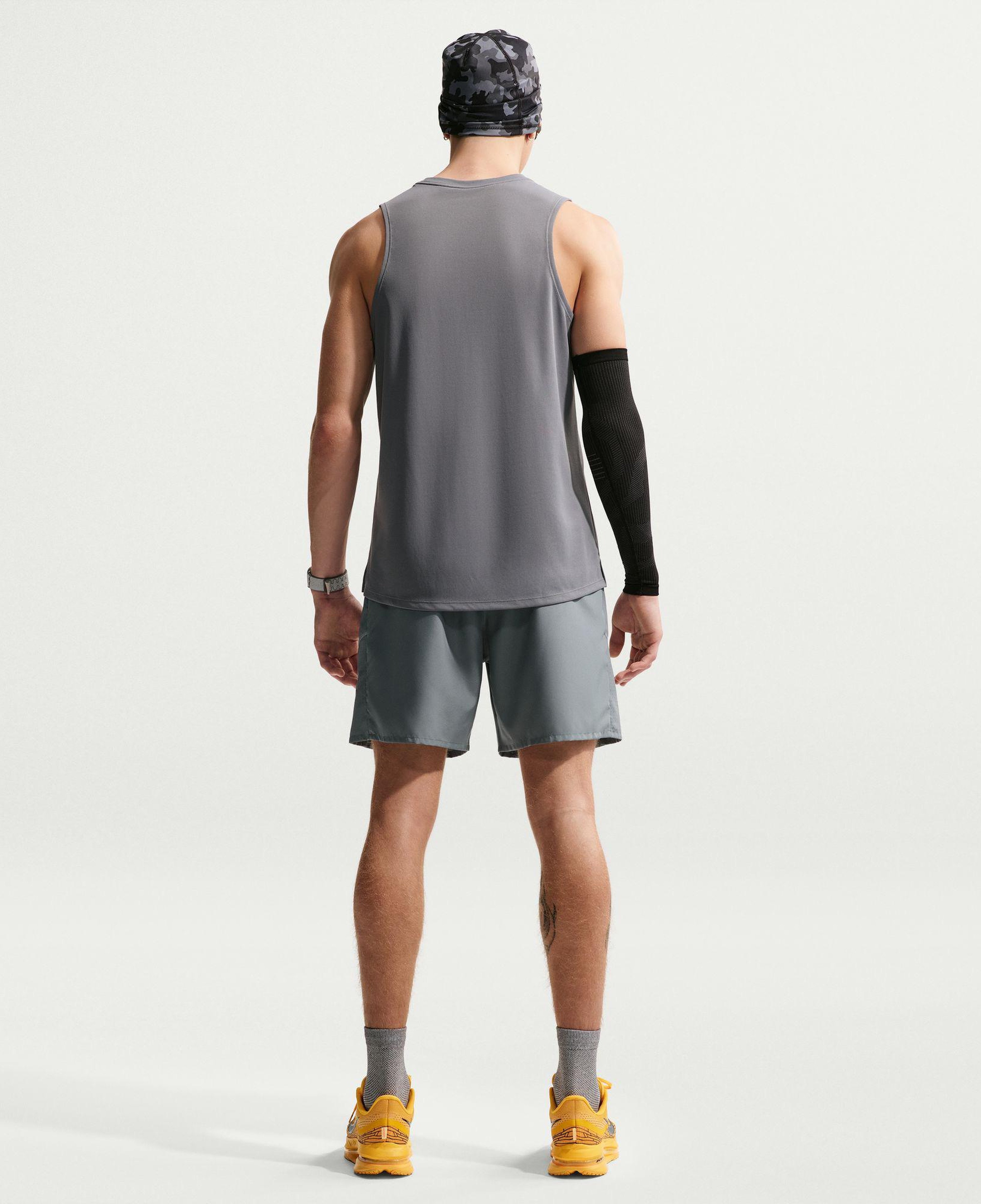 Nike Dri-Fit Miler 18 cm Erkek Gri Şort