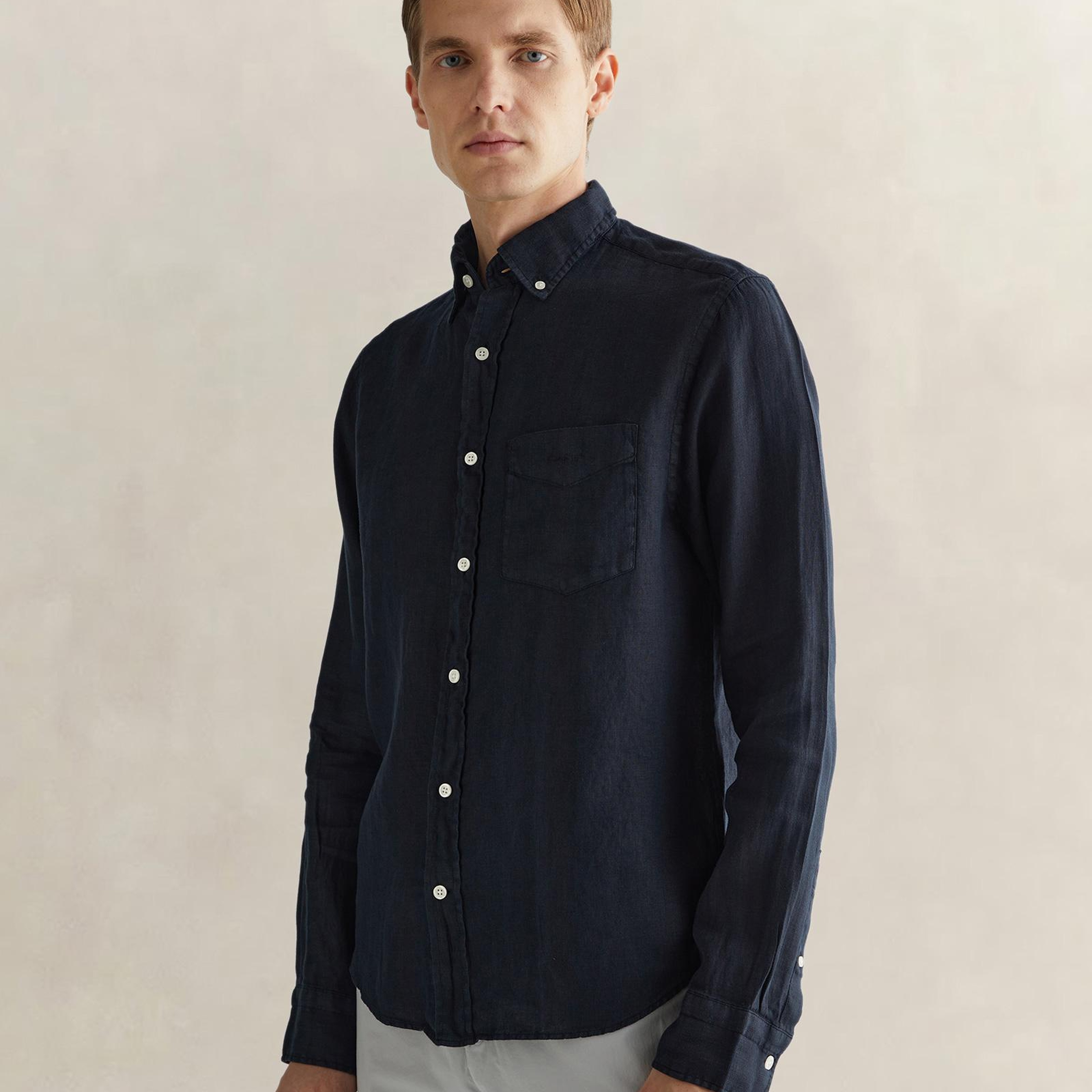GANT Erkek Siyah Regular Fit Düğmeli Yaka Keten Gömlek